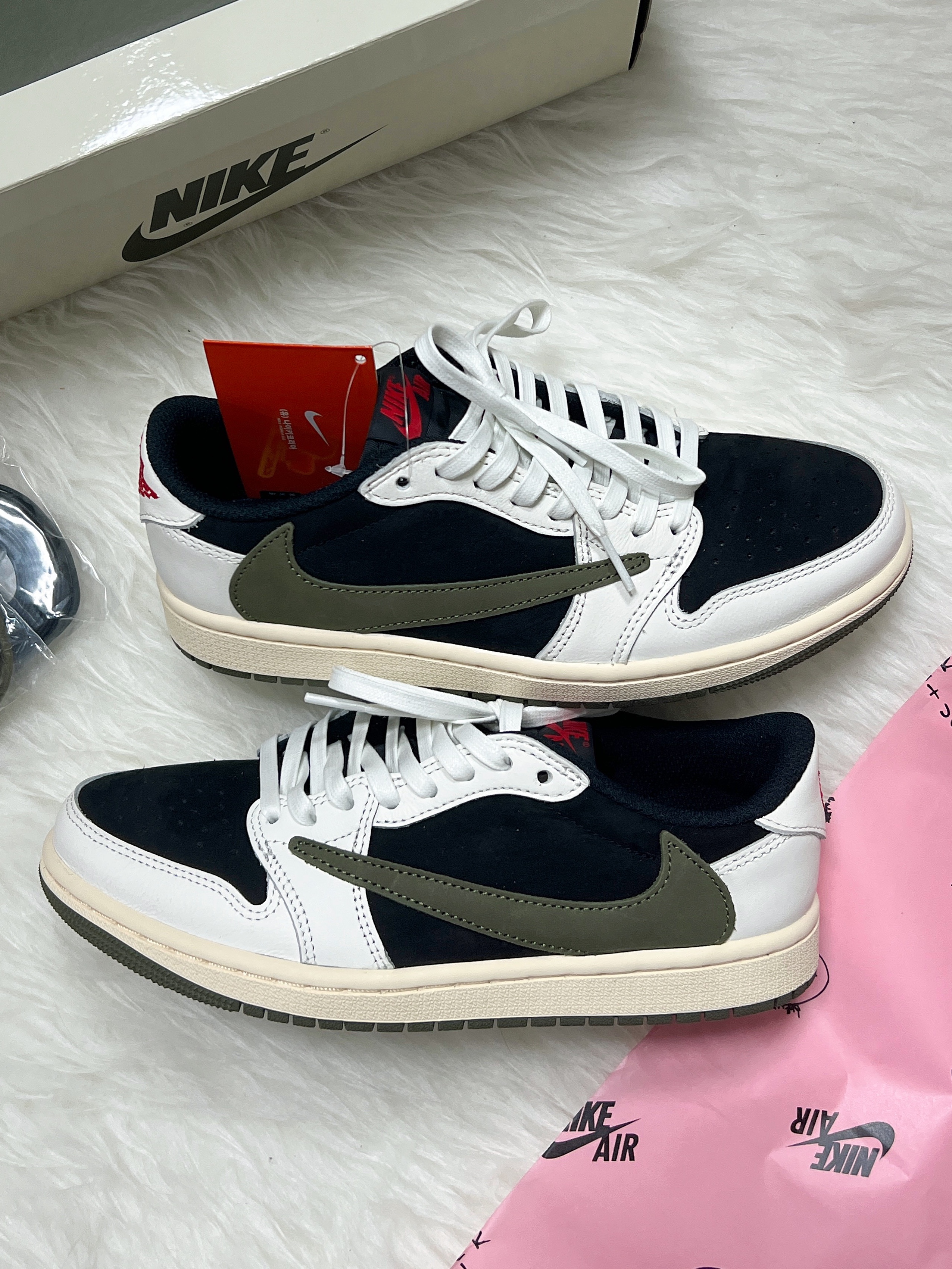 (W) Jordan 1 x Travis Scott Retro Low OG SP Medium Olive, Jordan 1 x Travis Scott Retro Low OG SP Sail and Ridgerock 착용 스타일 - 2