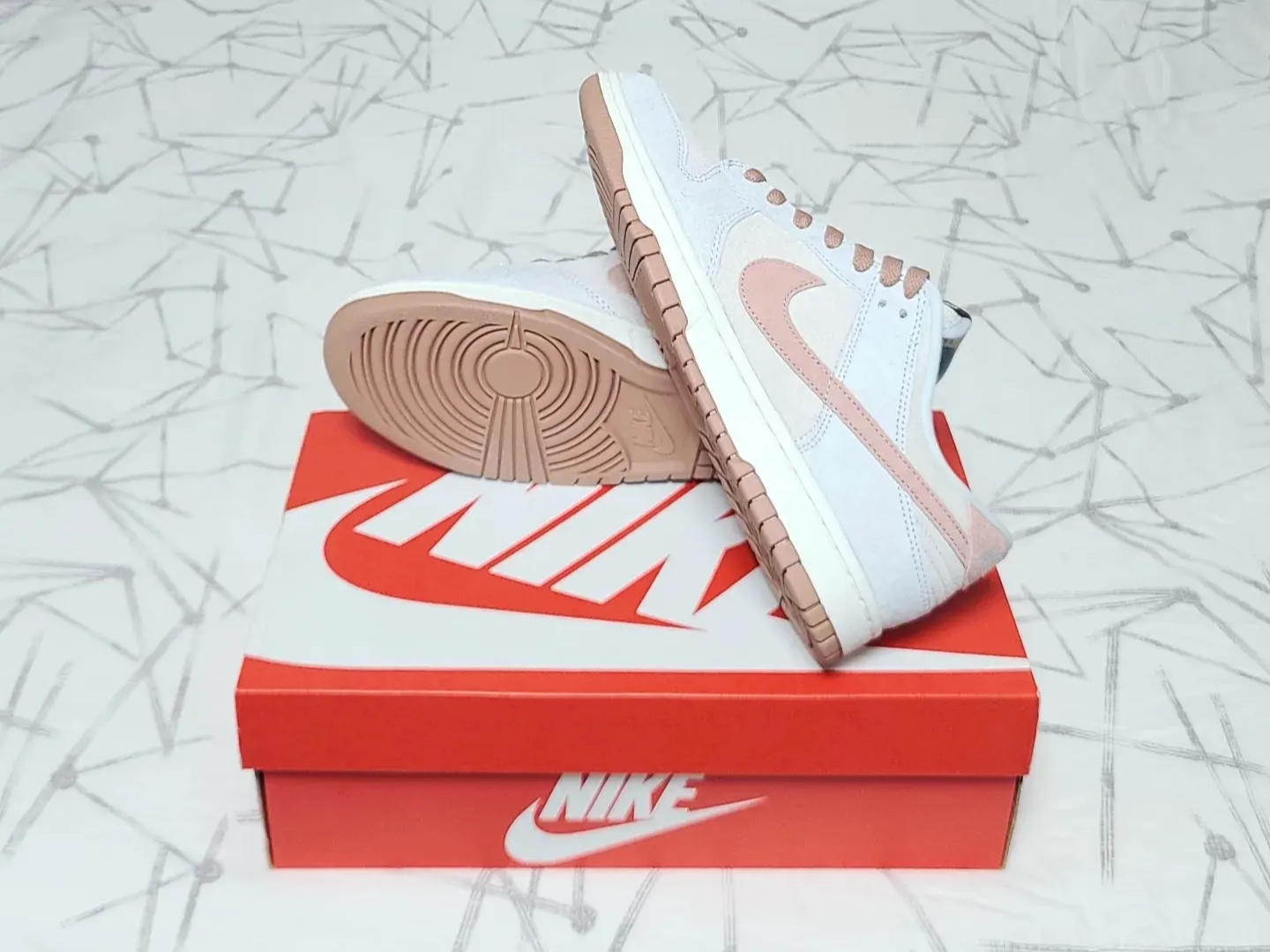 Nike Dunk Low Retro PRM Fossil Rose 착용 스타일 - 4