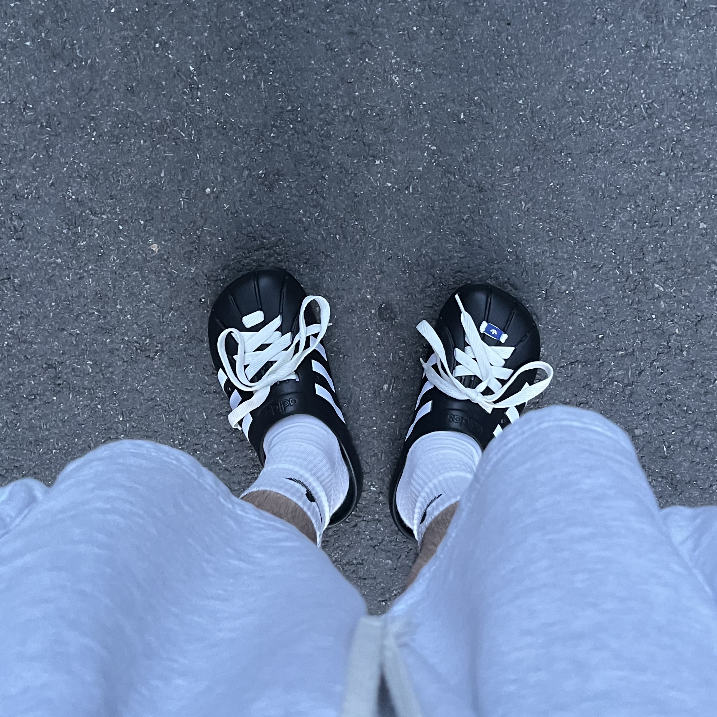 Adidas Adilette Clog Black White 착용 스타일