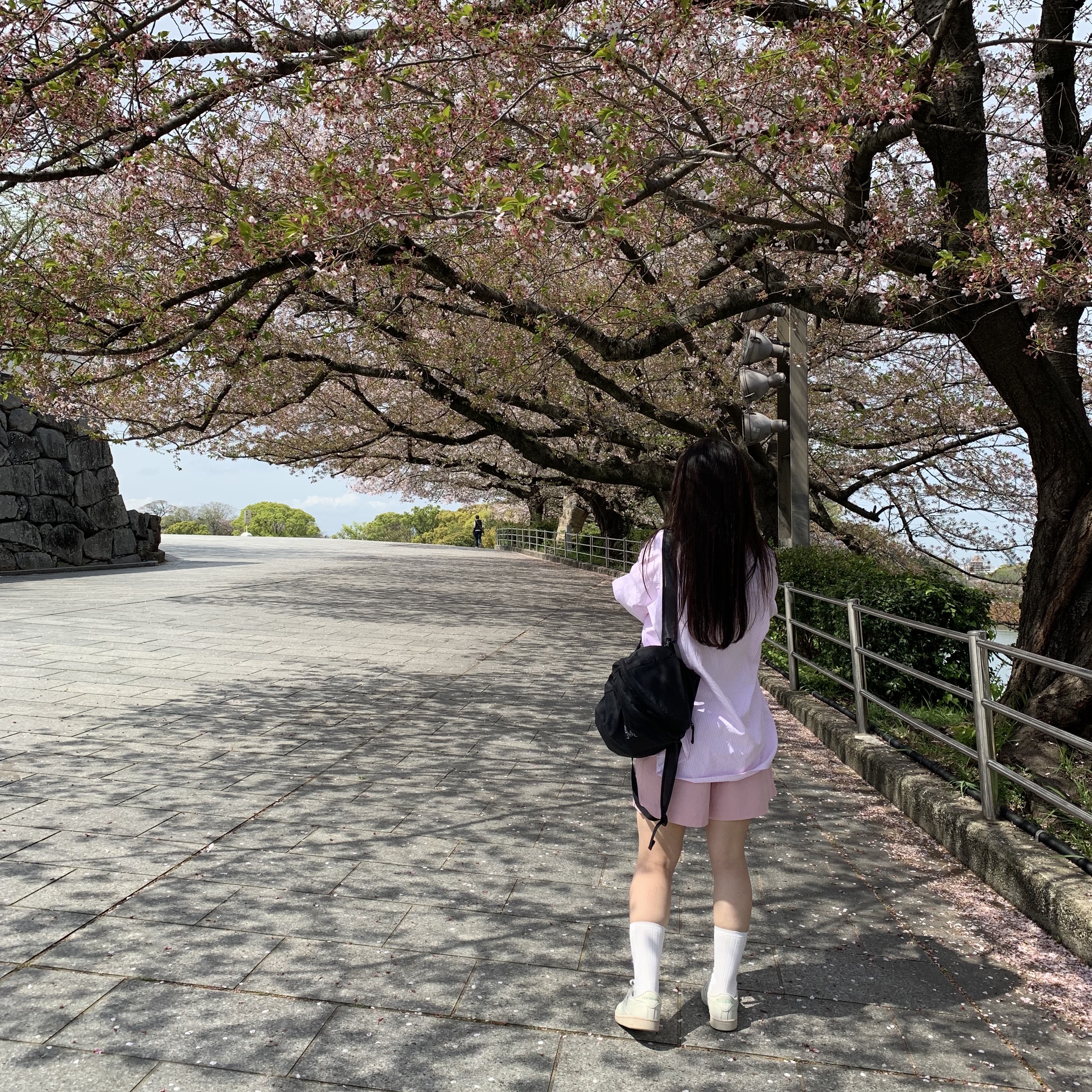 리복 클럽씨 85 빈티지 초크 그린, 아크테릭스 헬리아드 15 백팩 블랙 착용 스타일 - 2
