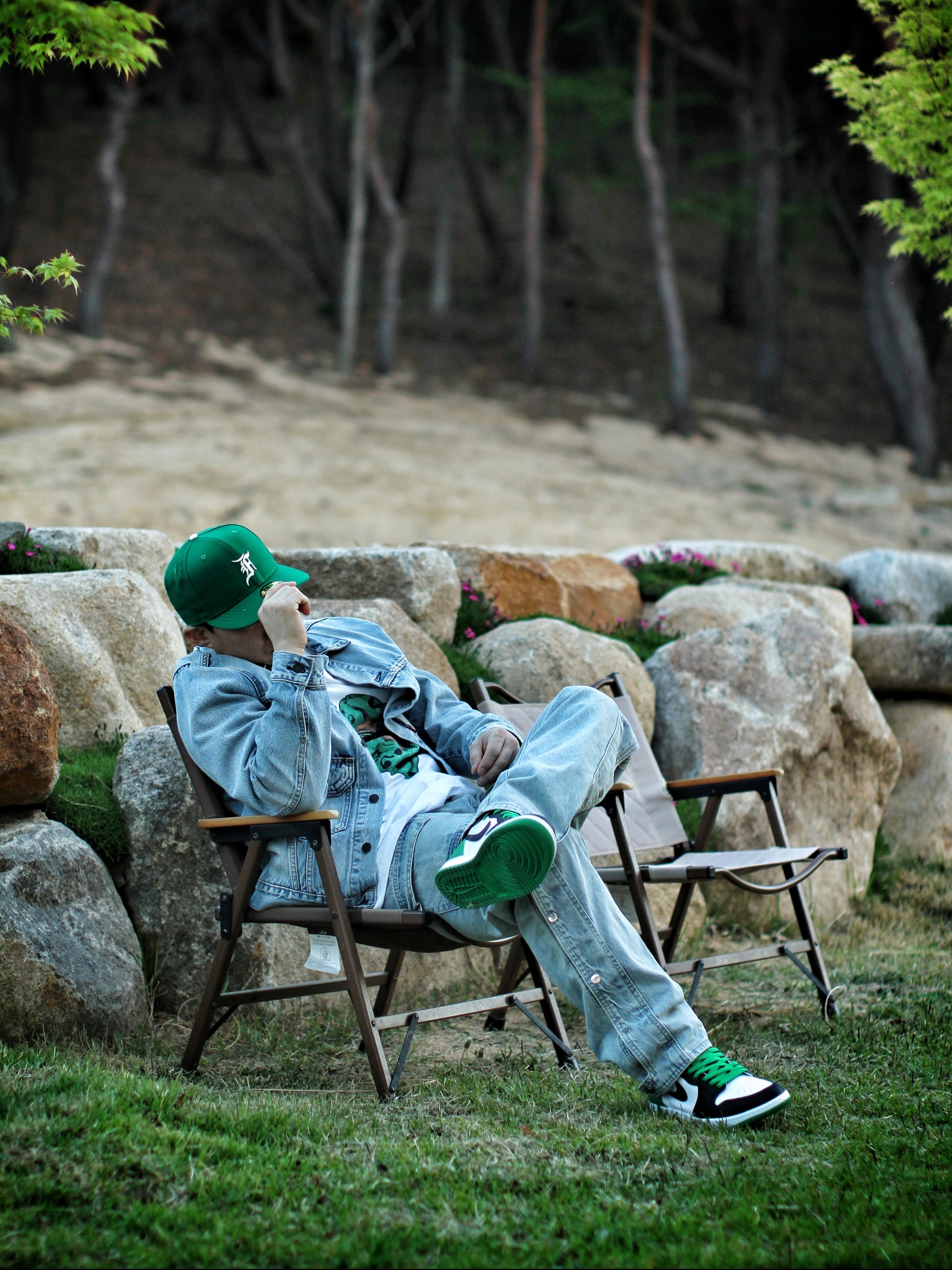 Essentials x New Era Sized Cap Kelly Green, Jordan 1 Retro High OG Black and Lucky Green 착용 스타일 - 4