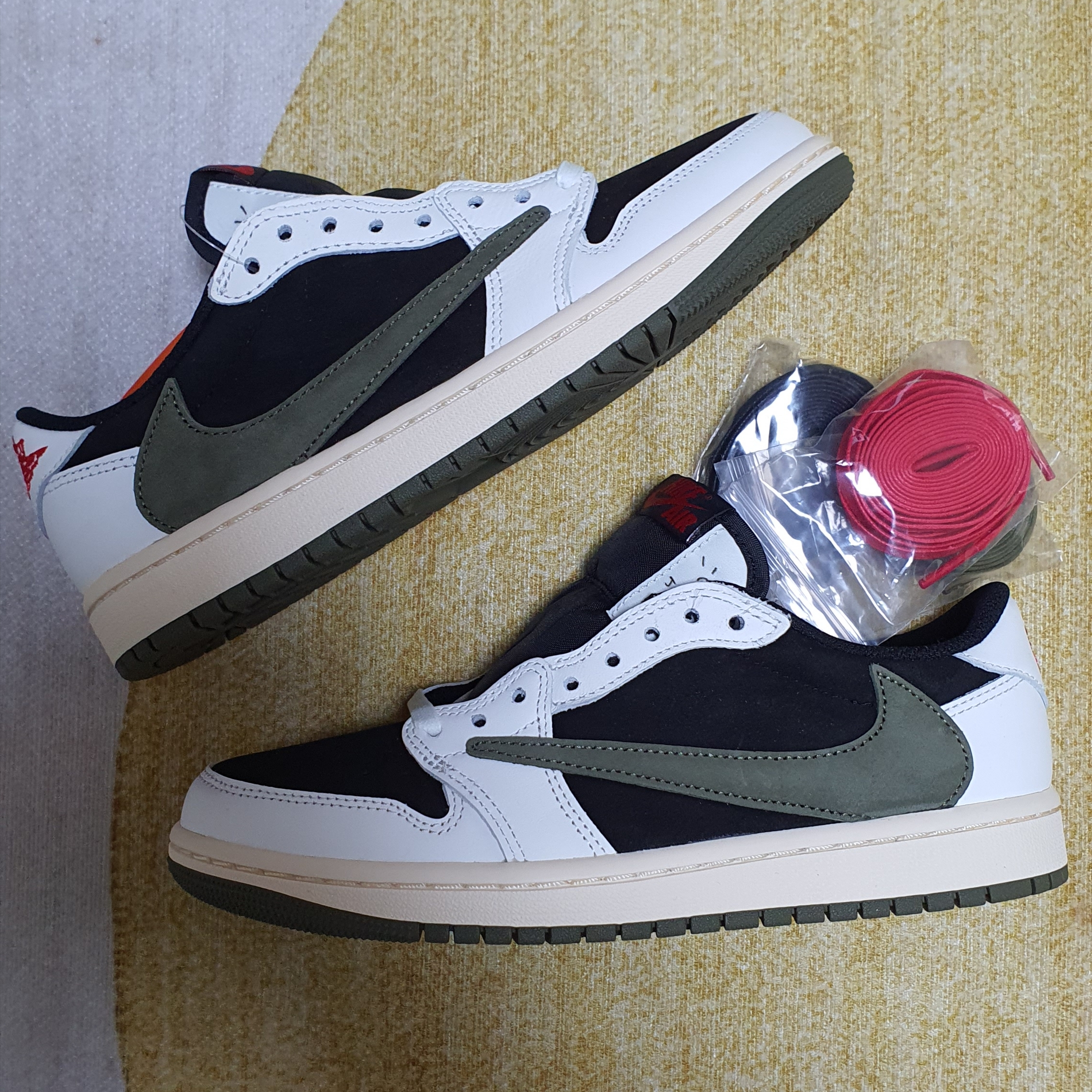 (W) Jordan 1 x Travis Scott Retro Low OG SP Medium Olive 착용 스타일 - 1