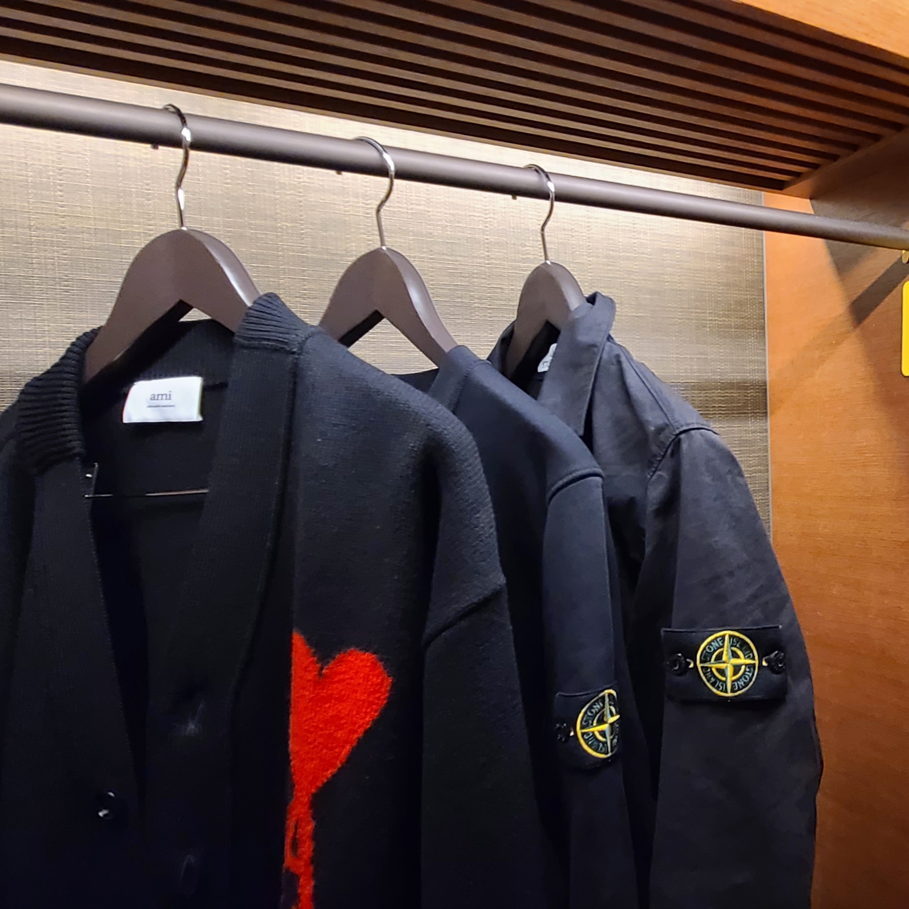 AMI de Coeur Oversize Intarsia Cardigan Black, Stone Island 63051 Crewneck Sweatshirt Black - 22SS 착용 스타일