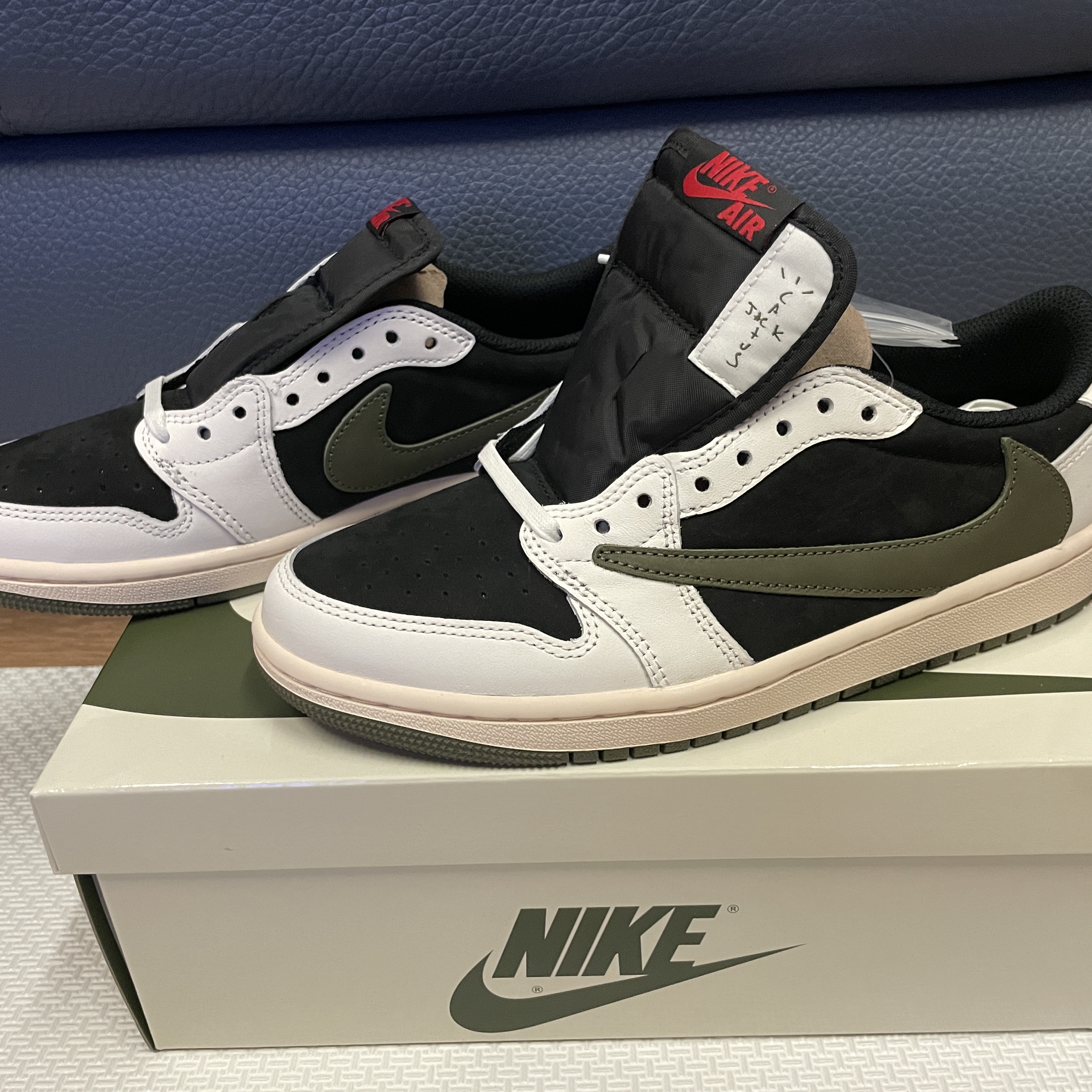 (W) Jordan 1 x Travis Scott Retro Low OG SP Medium Olive 착용 스타일 - 2