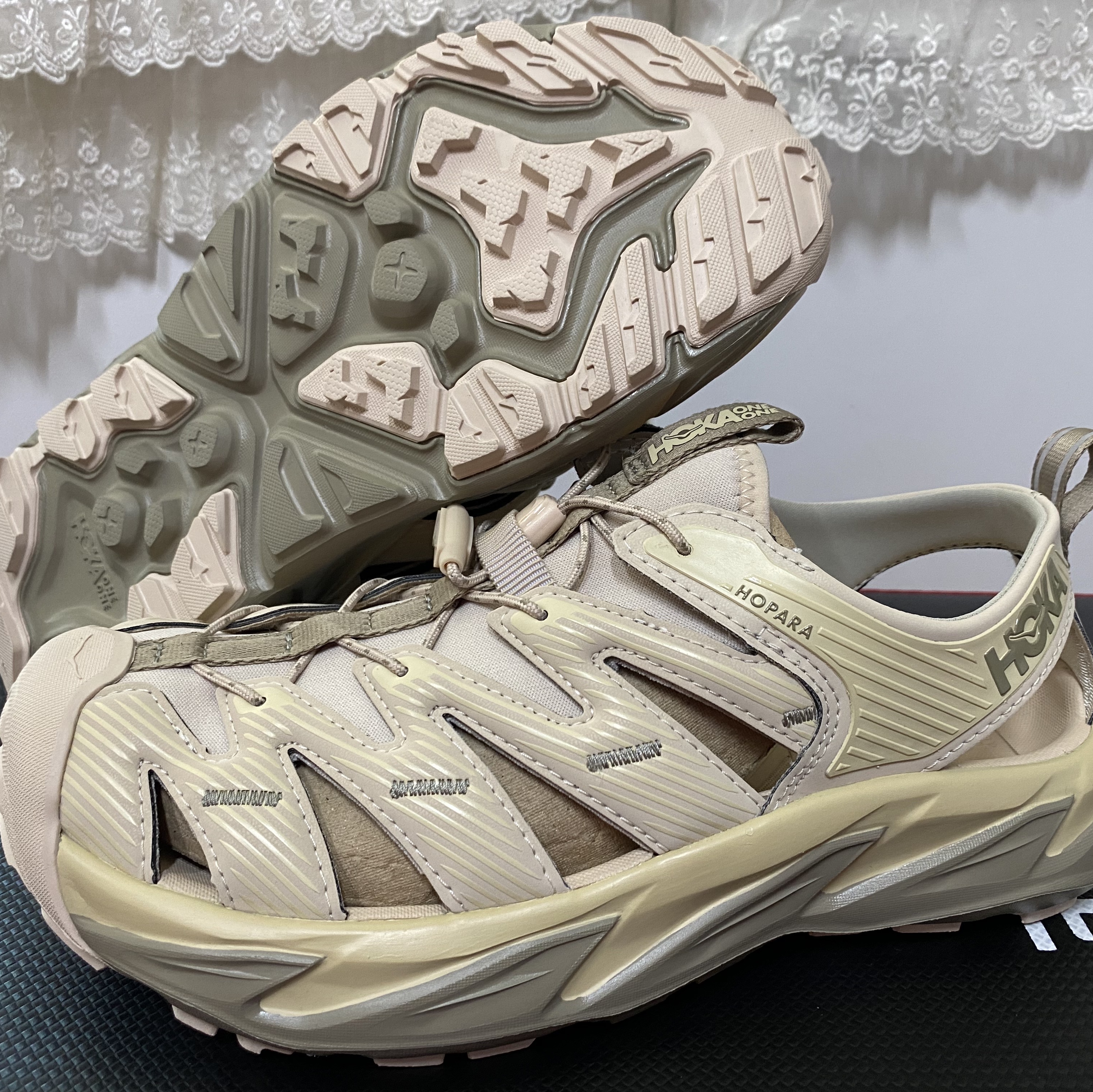 Hoka Hopara Shifting Sand Dune 착용 스타일