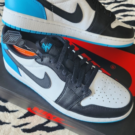 Jordan 1 Retro Low OG Black and Dark Powder Blue 착용 스타일