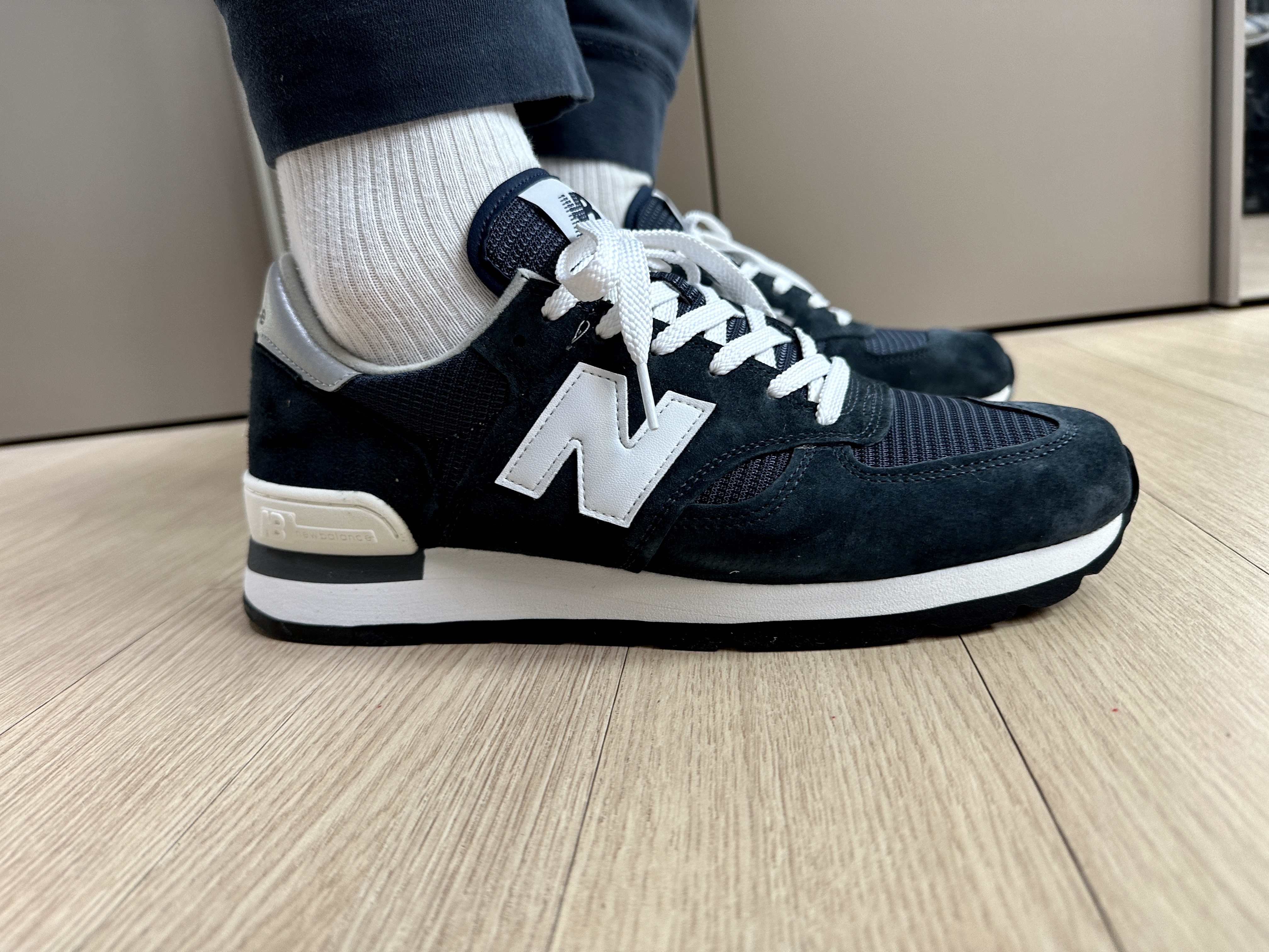 New Balance 990v1 Made in USA Navy 착용 스타일 - 4