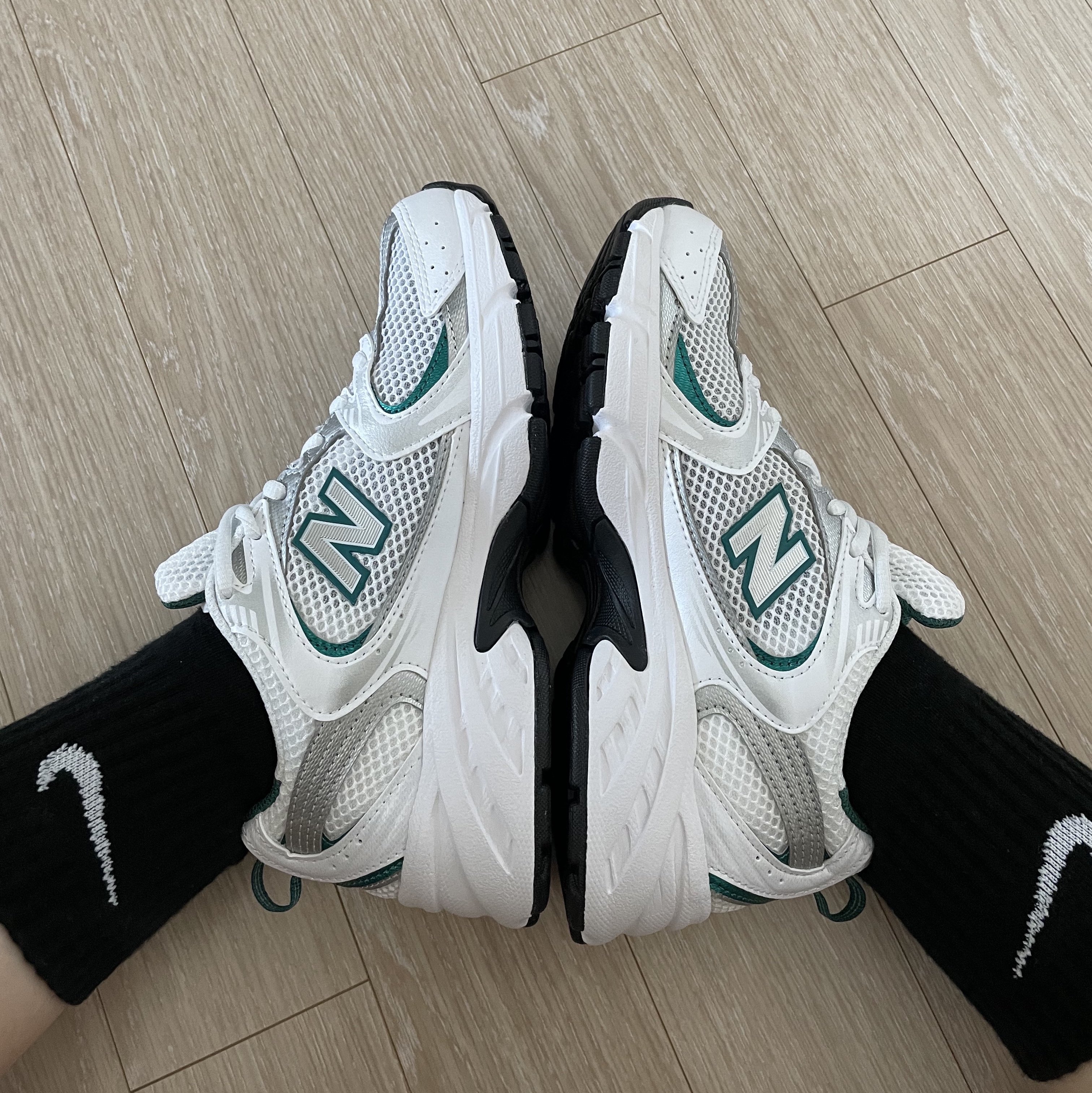 New Balance 530 White Mint 착용 스타일