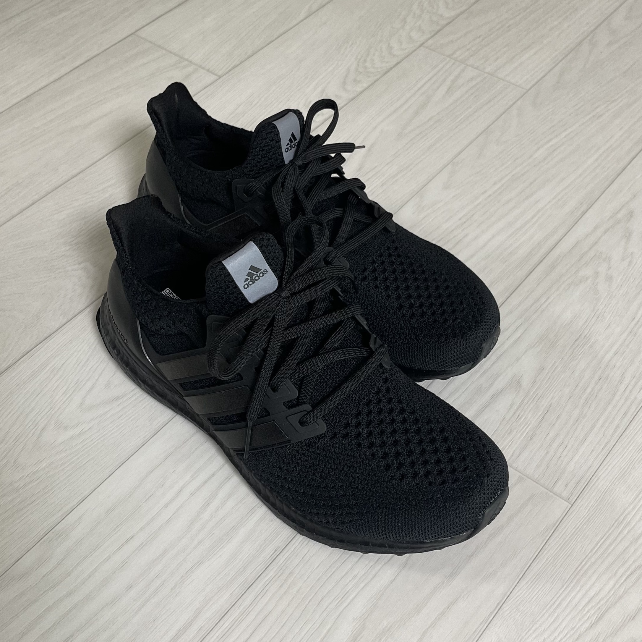 Adidas Ultraboost 5.0 DNA Black Beam Green 착용 스타일