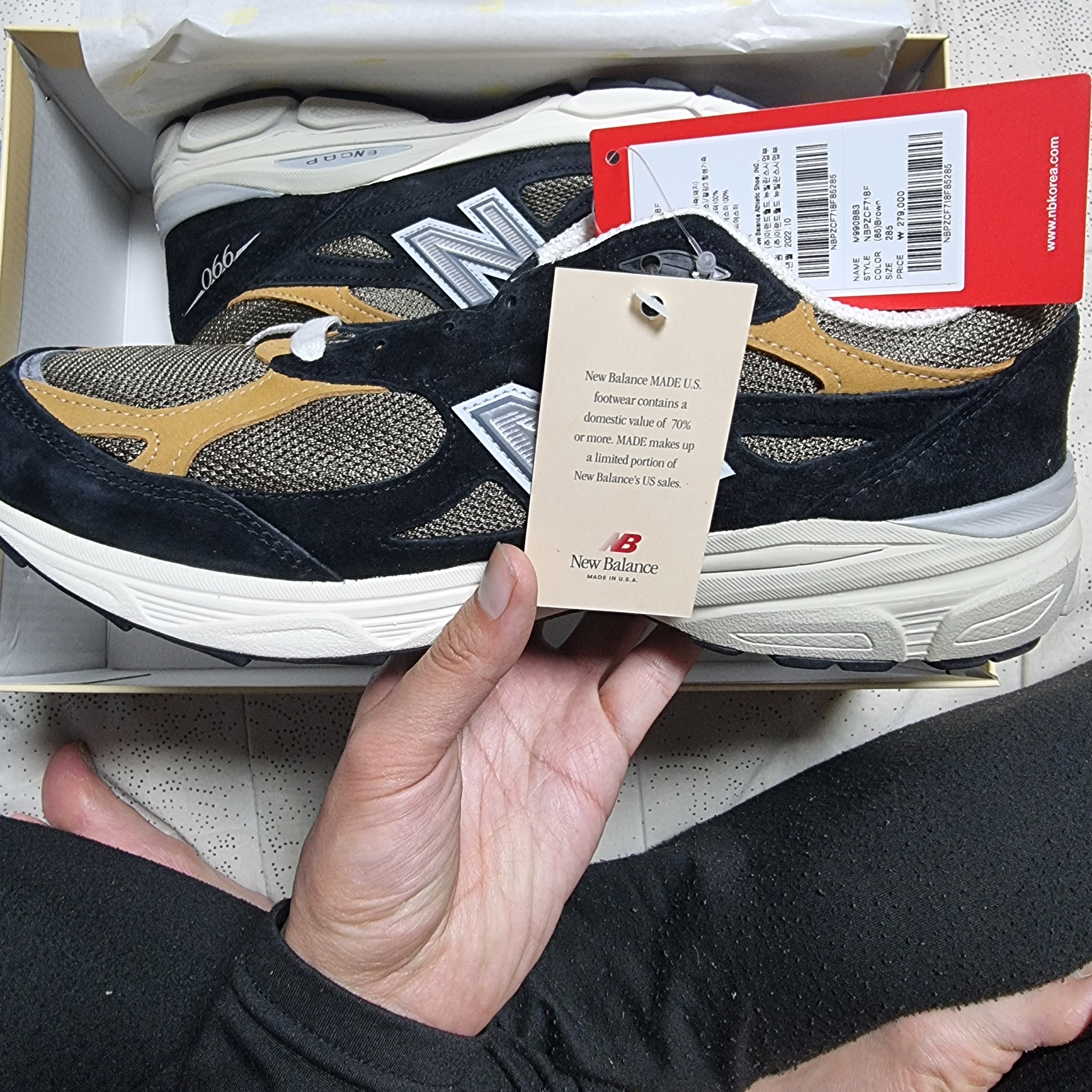 New Balance 990v3 Made in USA Black Tan 착용 스타일 - 2