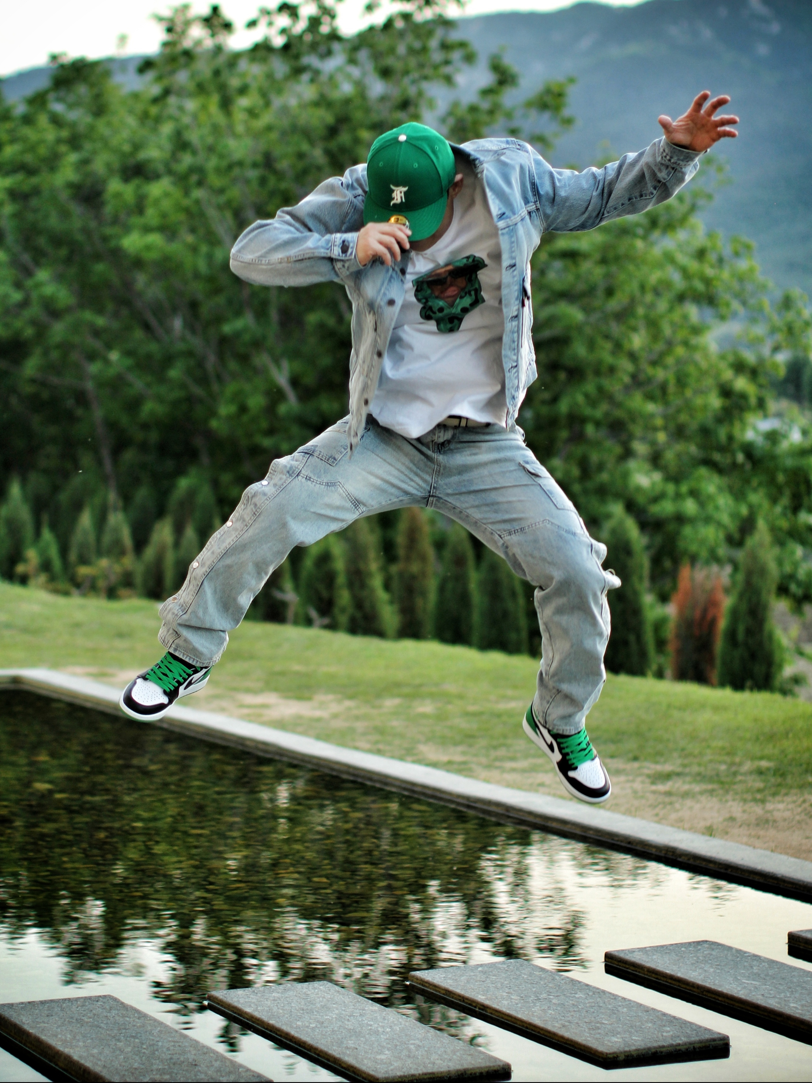 Essentials x New Era Sized Cap Kelly Green, Jordan 1 Retro High OG Black and Lucky Green 착용 스타일 - 1
