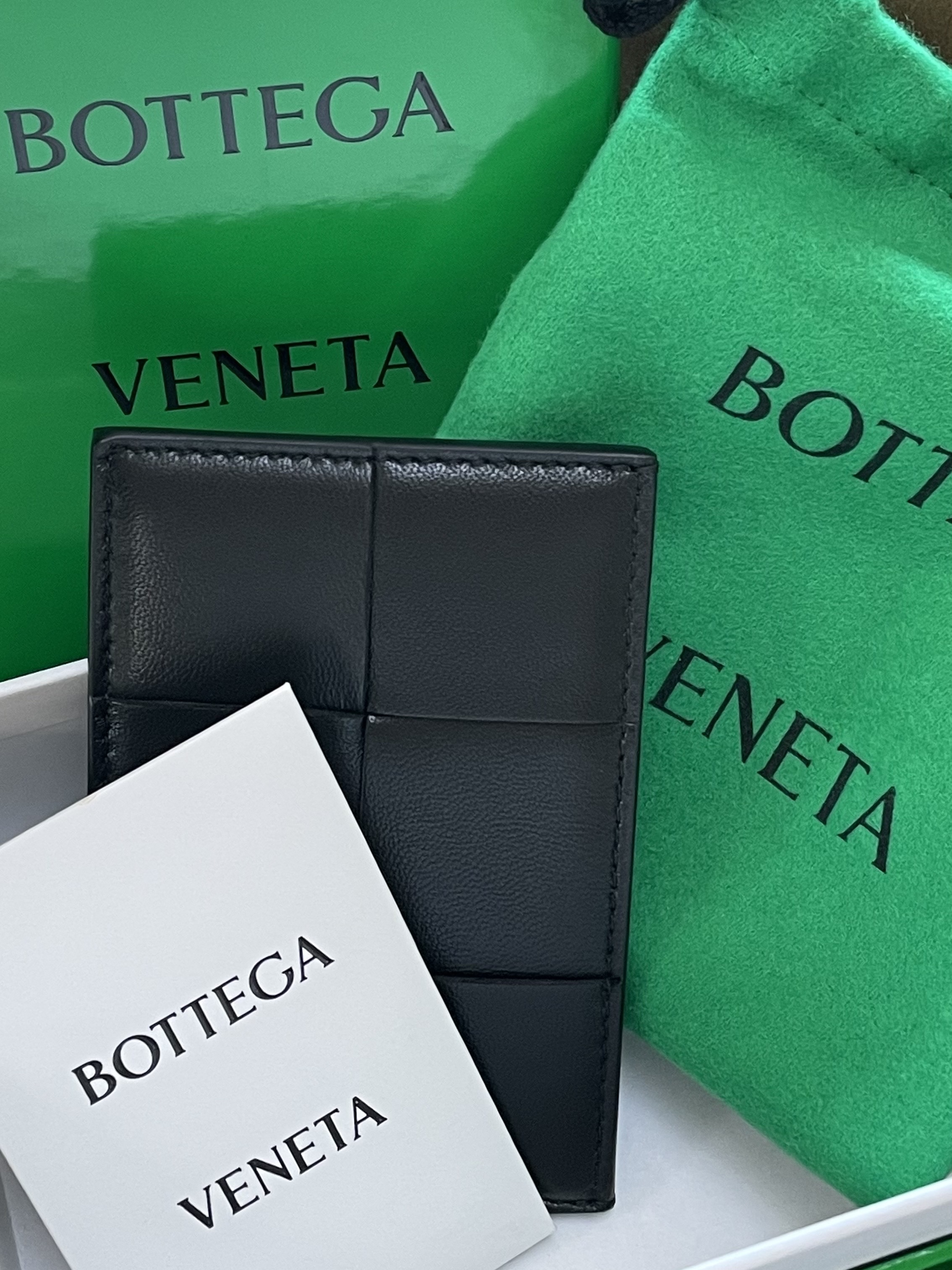 Bottega Veneta Credit Card Case Lambskin & Calfskin Black 착용 스타일