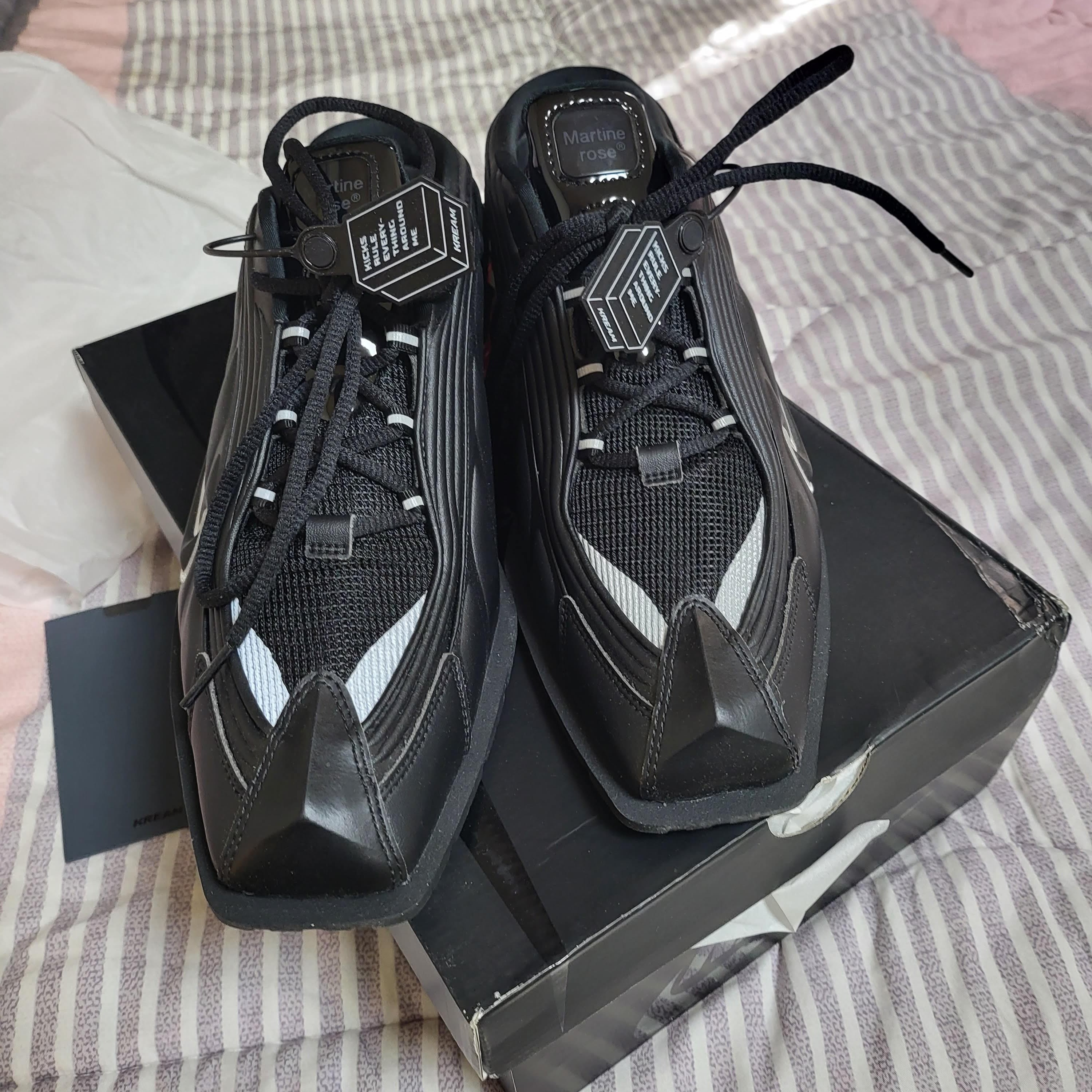 Nike x Martine Rose Shox MR4 Black 착용 스타일 - 2