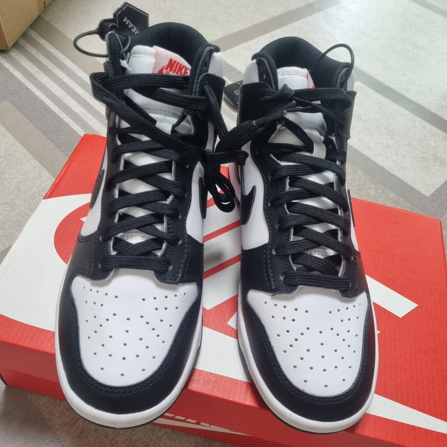 (W) Nike Dunk High Black and White 착용 스타일 - 2