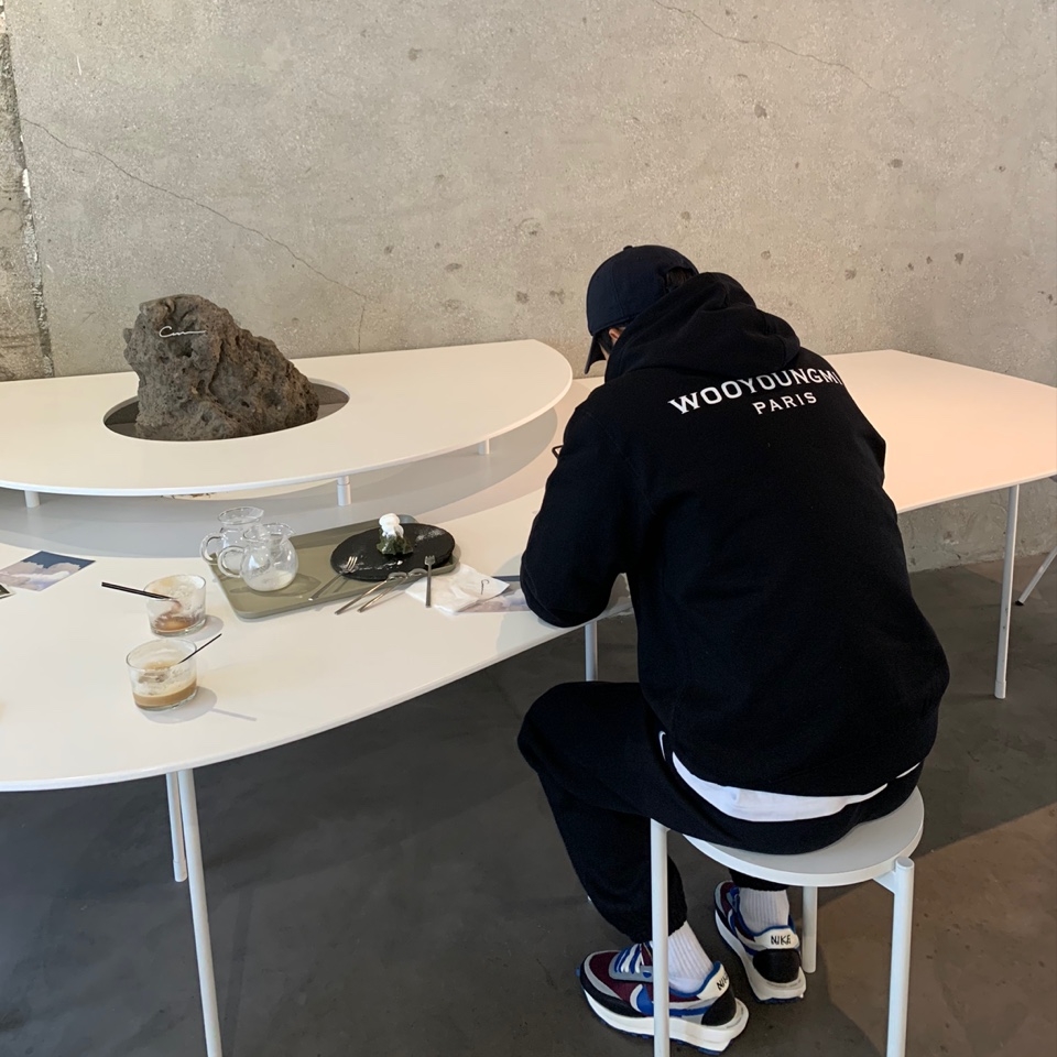 Wooyoungmi Cotton White Back Logo Hoodie Black - 22FW, Nike x Sacai x Undercover LDWaffle Night Maroon Team Royal 착용 스타일