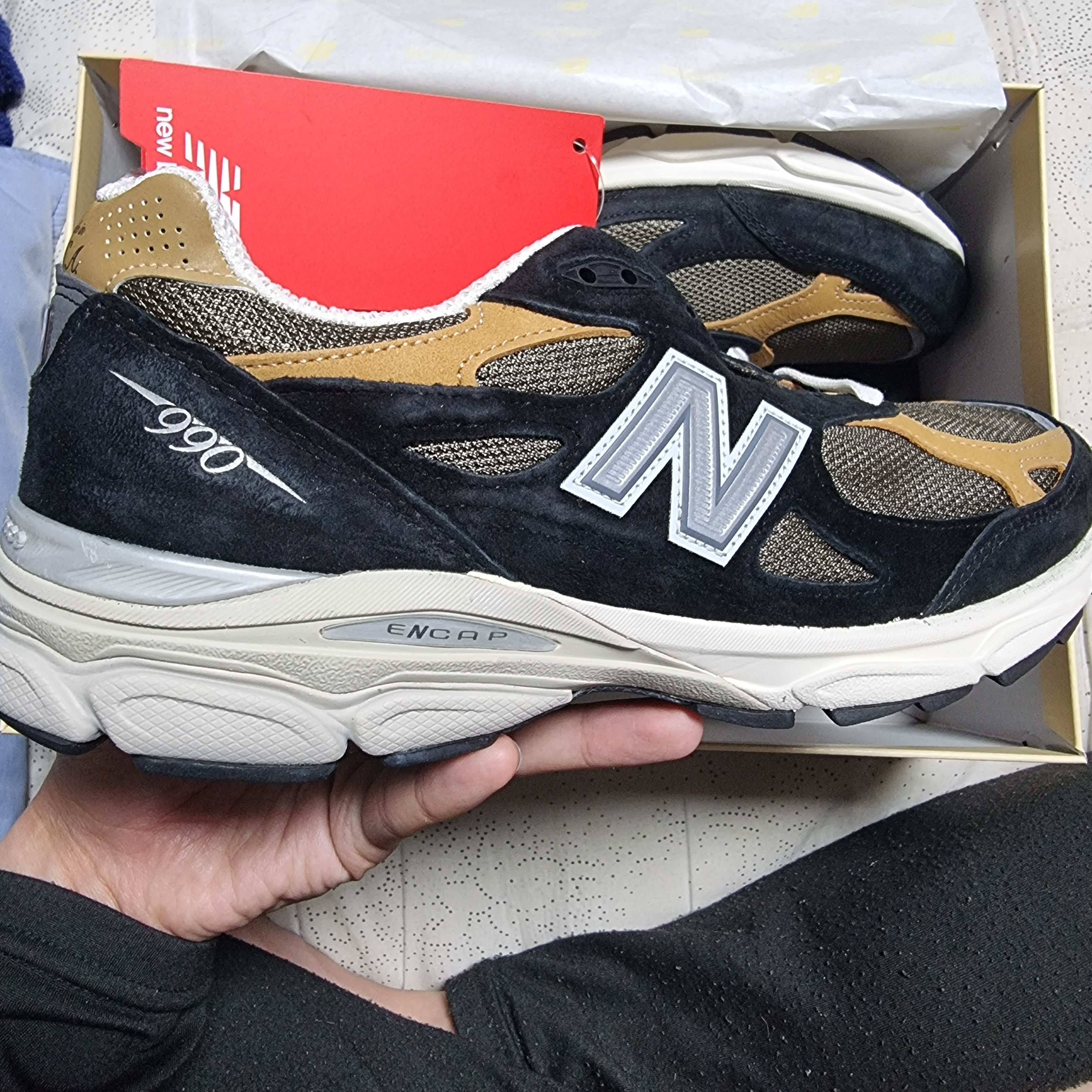 New Balance 990v3 Made in USA Black Tan 착용 스타일 - 3