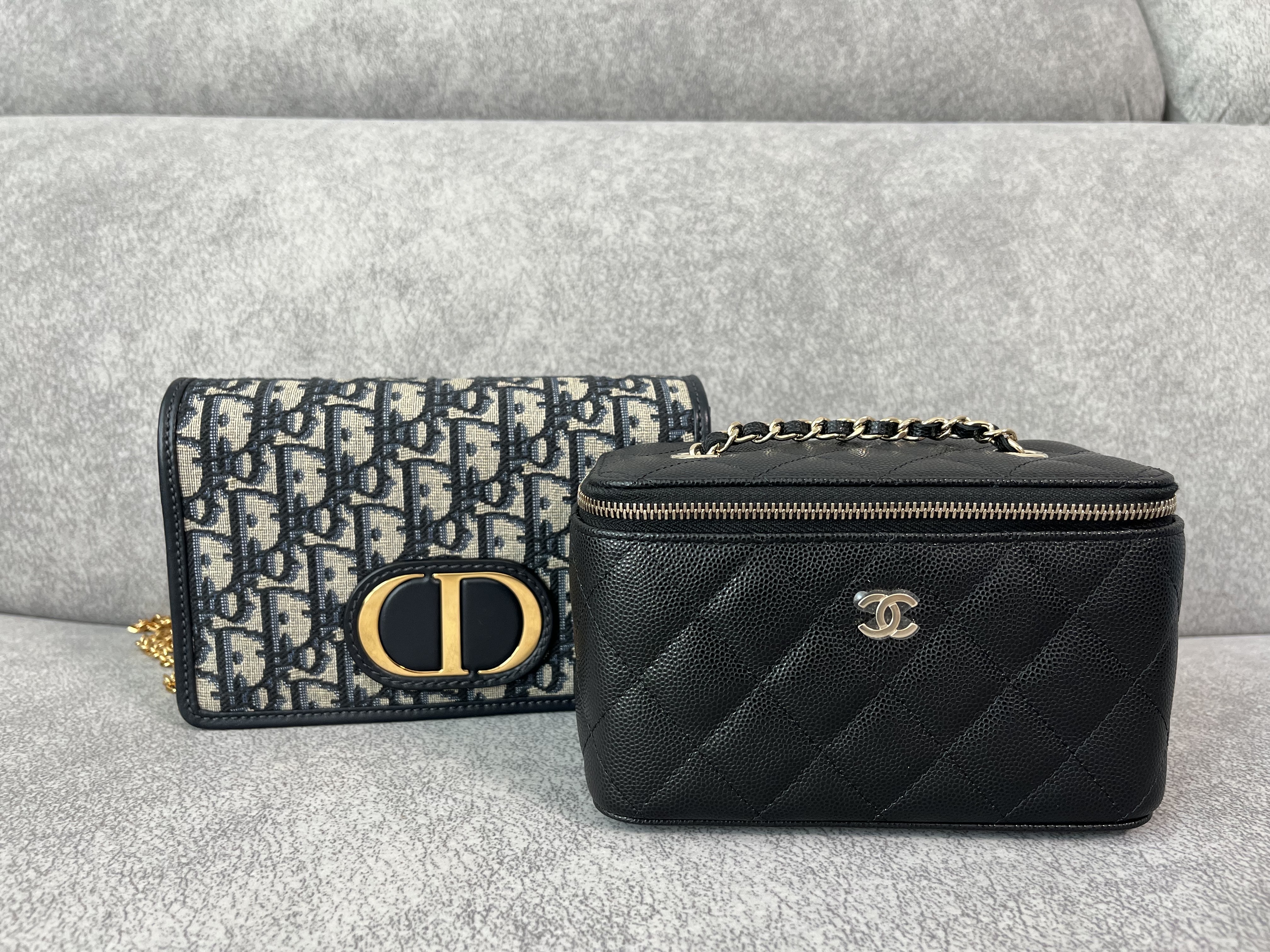 Dior 2-In-1 30 Montaigne Pouch Blue Dior Oblique Jacquard 착용 스타일