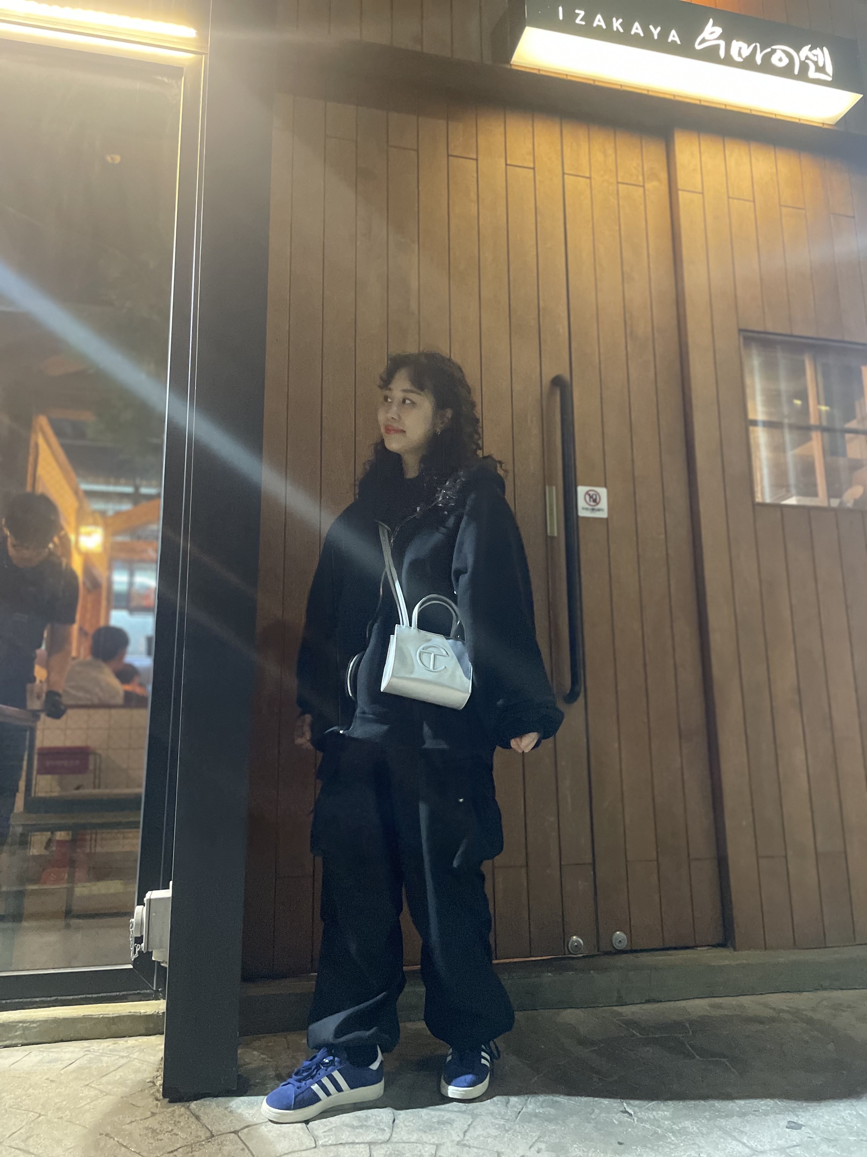Telfar Small Shopping Bag Silver, Adidas Campus Dark Blue 착용 스타일