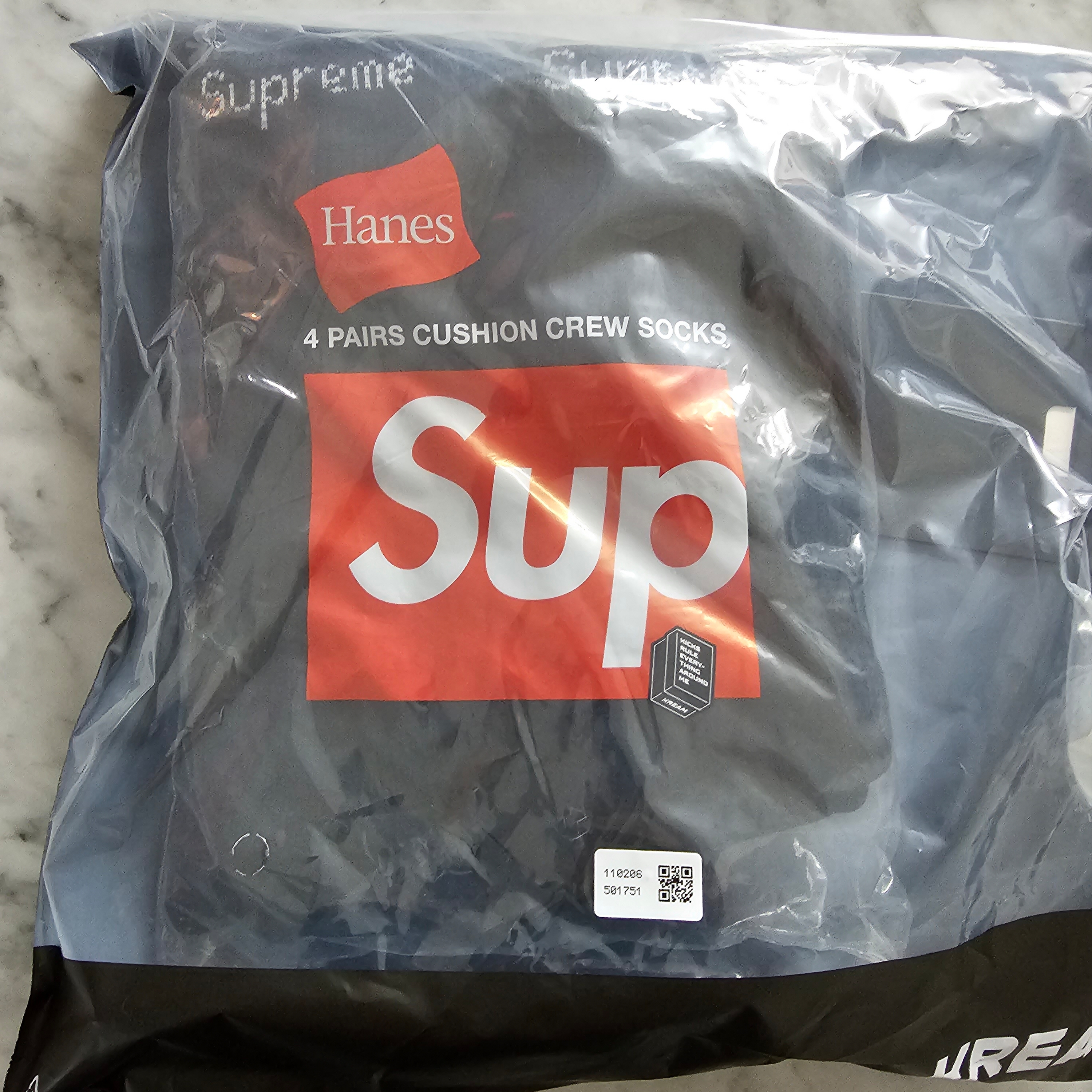 Supreme Hanes Crew Socks Black (4 Pack) 착용 스타일
