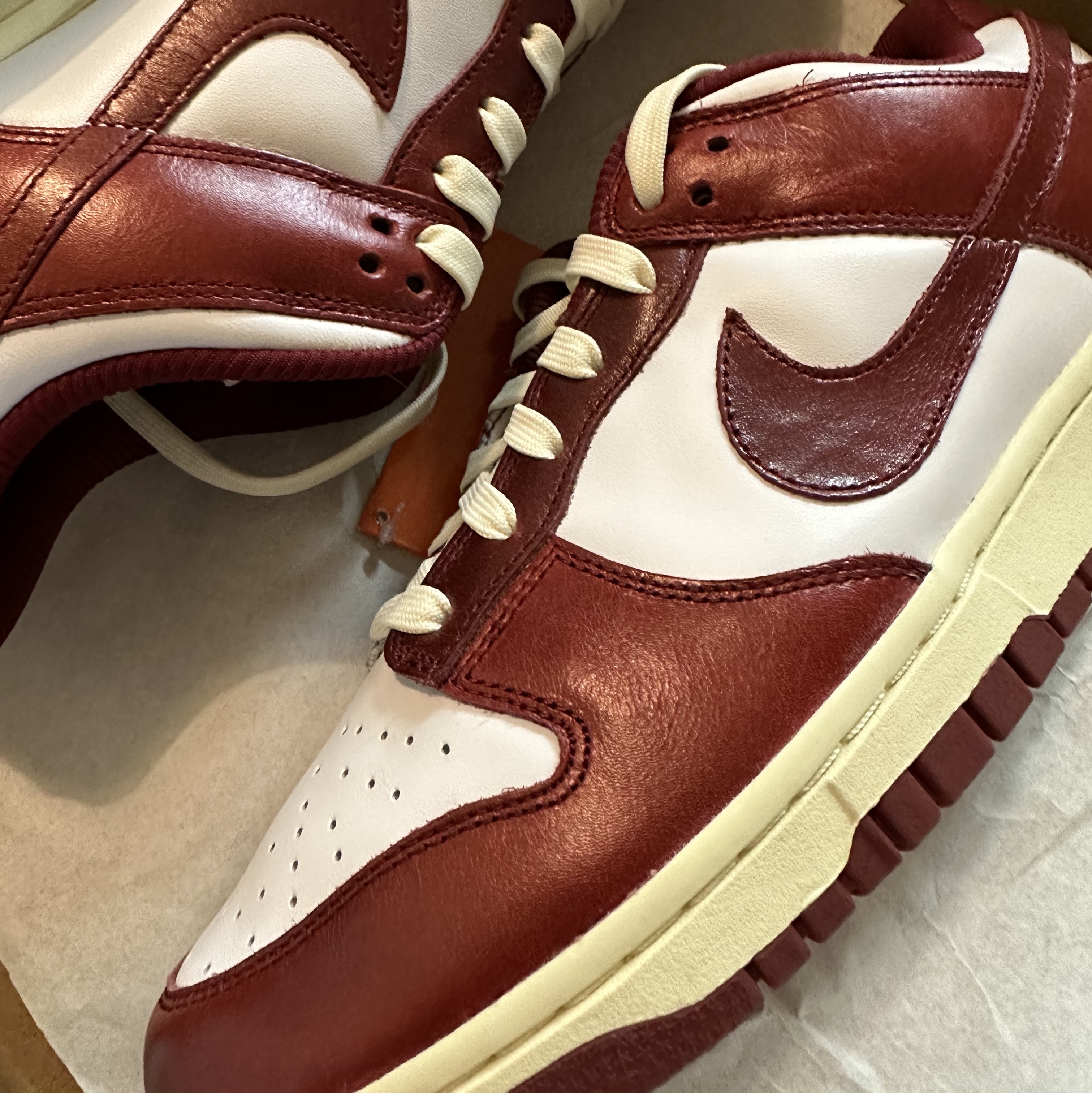 (W) Nike Dunk Low Retro PRM Team Red and White 착용 스타일 - 4