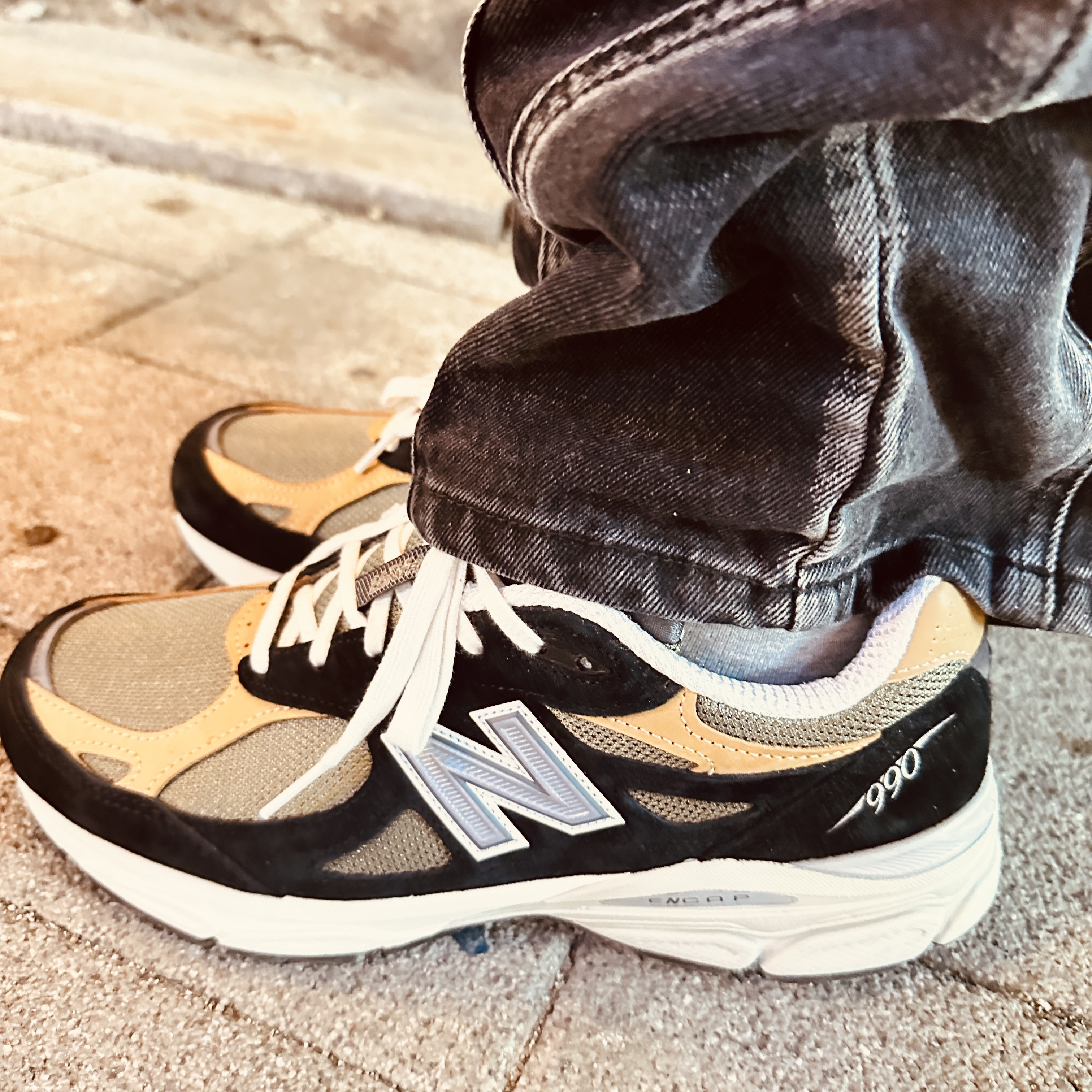 New Balance 990v3 Made in USA Black Tan 착용 스타일