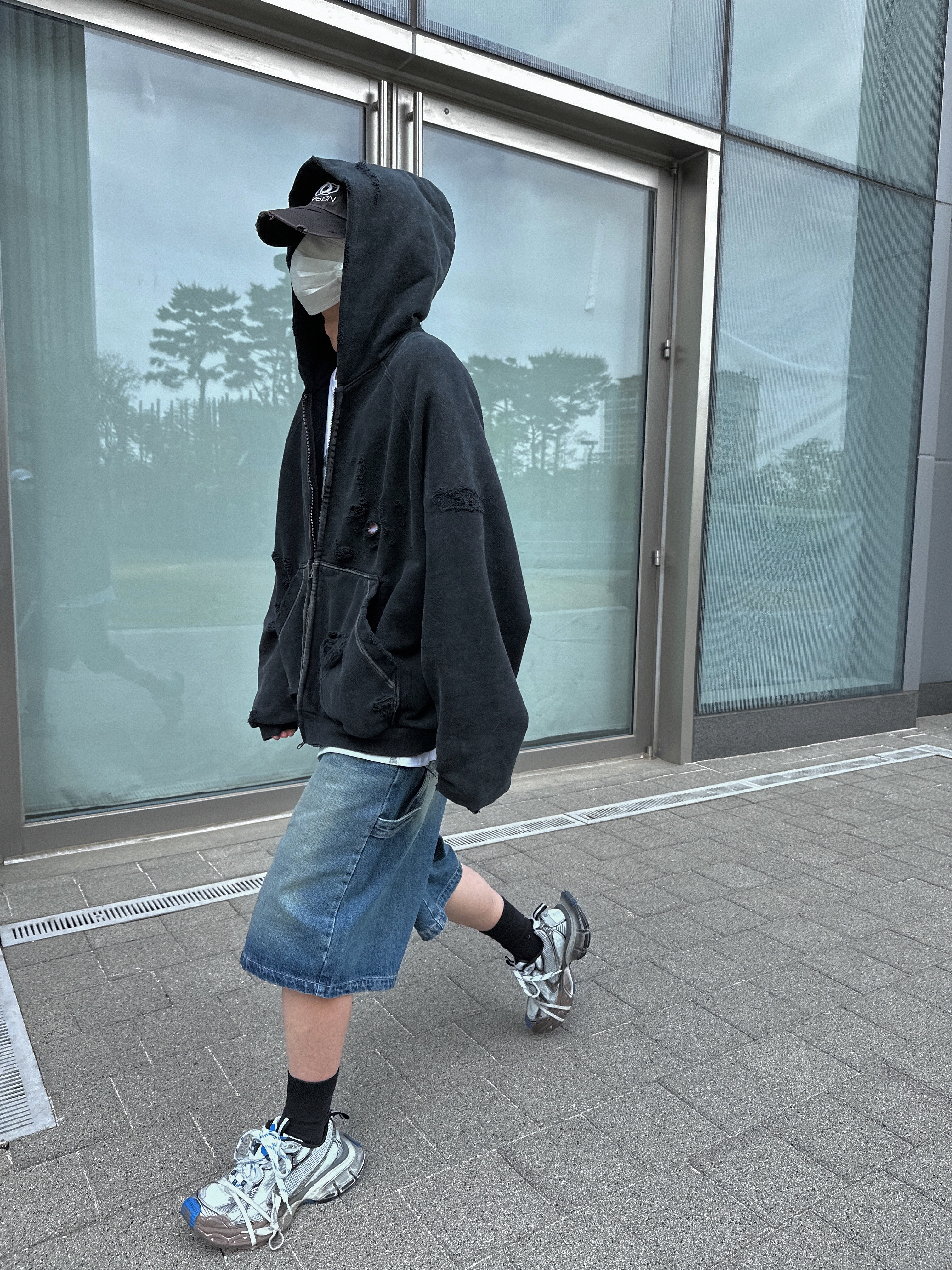 Nonnod x Shinsegae Distressed Zip-Up Hoodie Washed Black, Balenciaga 3XL Sneakers Worn Out Grey White Blue 착용 스타일 - 3