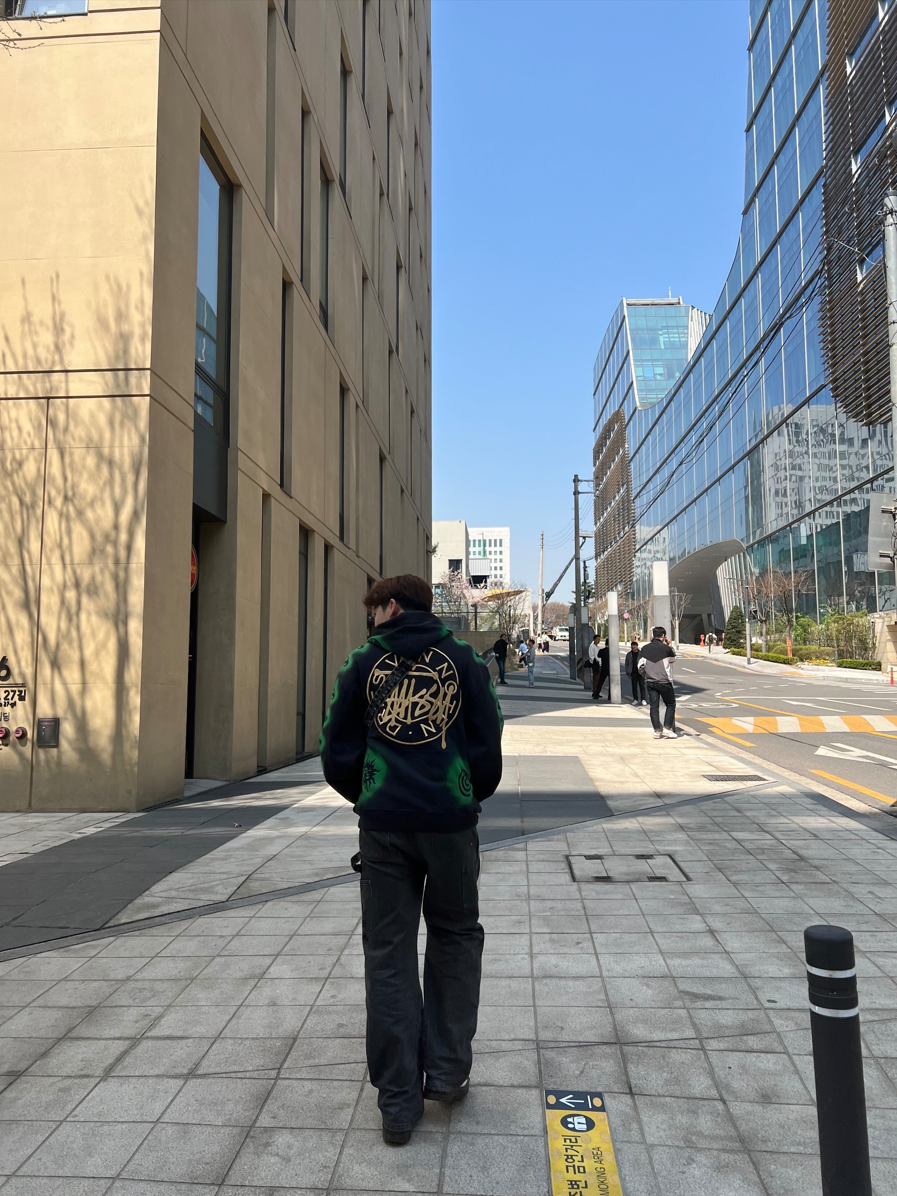 스투시 x 드리스 반 노튼 자수 후드 블랙 착용 스타일 - 1