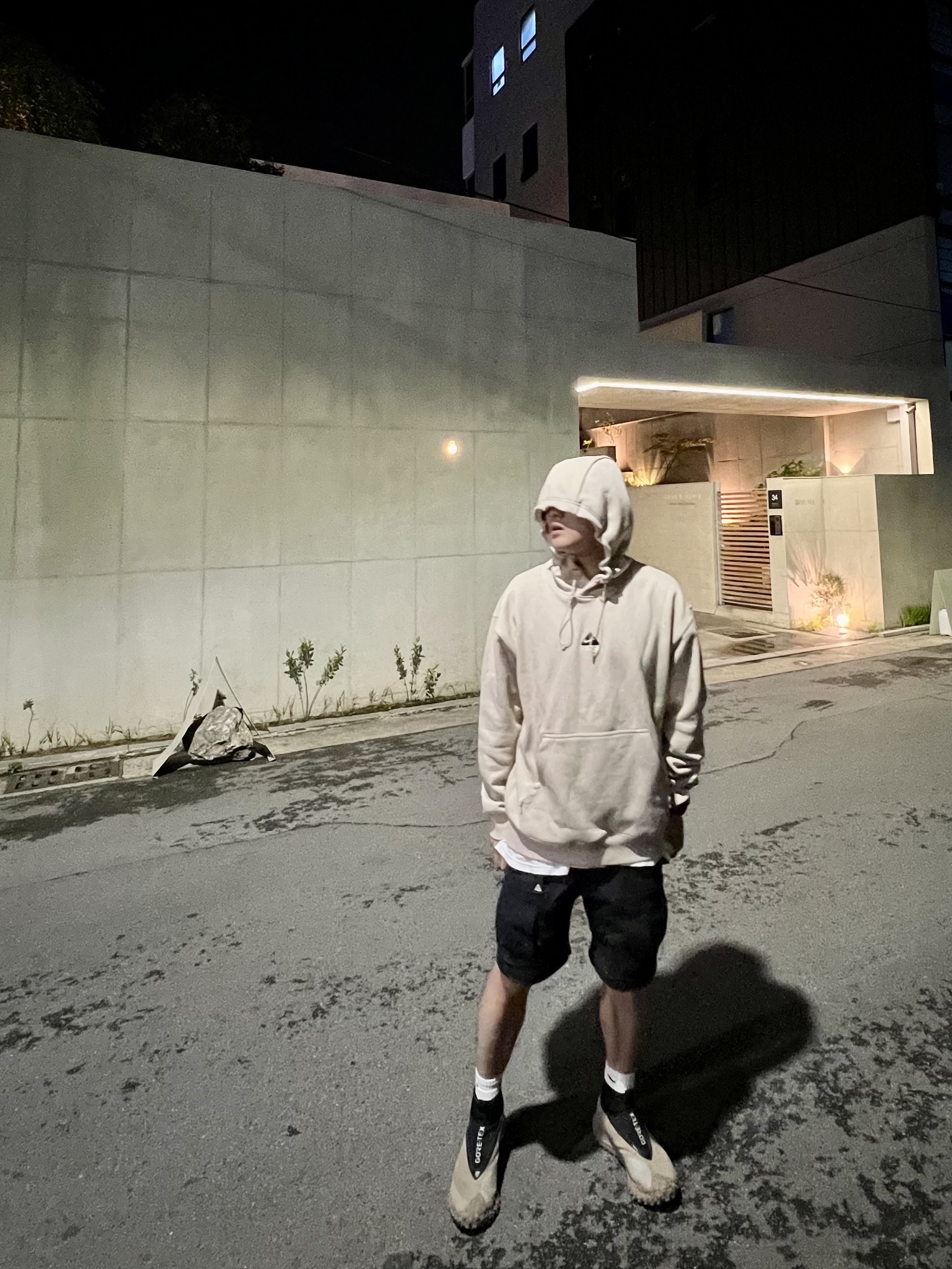 Nike ACG Therma-Fit Pullover Fleece Hoodie Sanddrift - Asia, Nike ACG Smith Summit Cargo Pants Black Summit White - Asia 착용 스타일