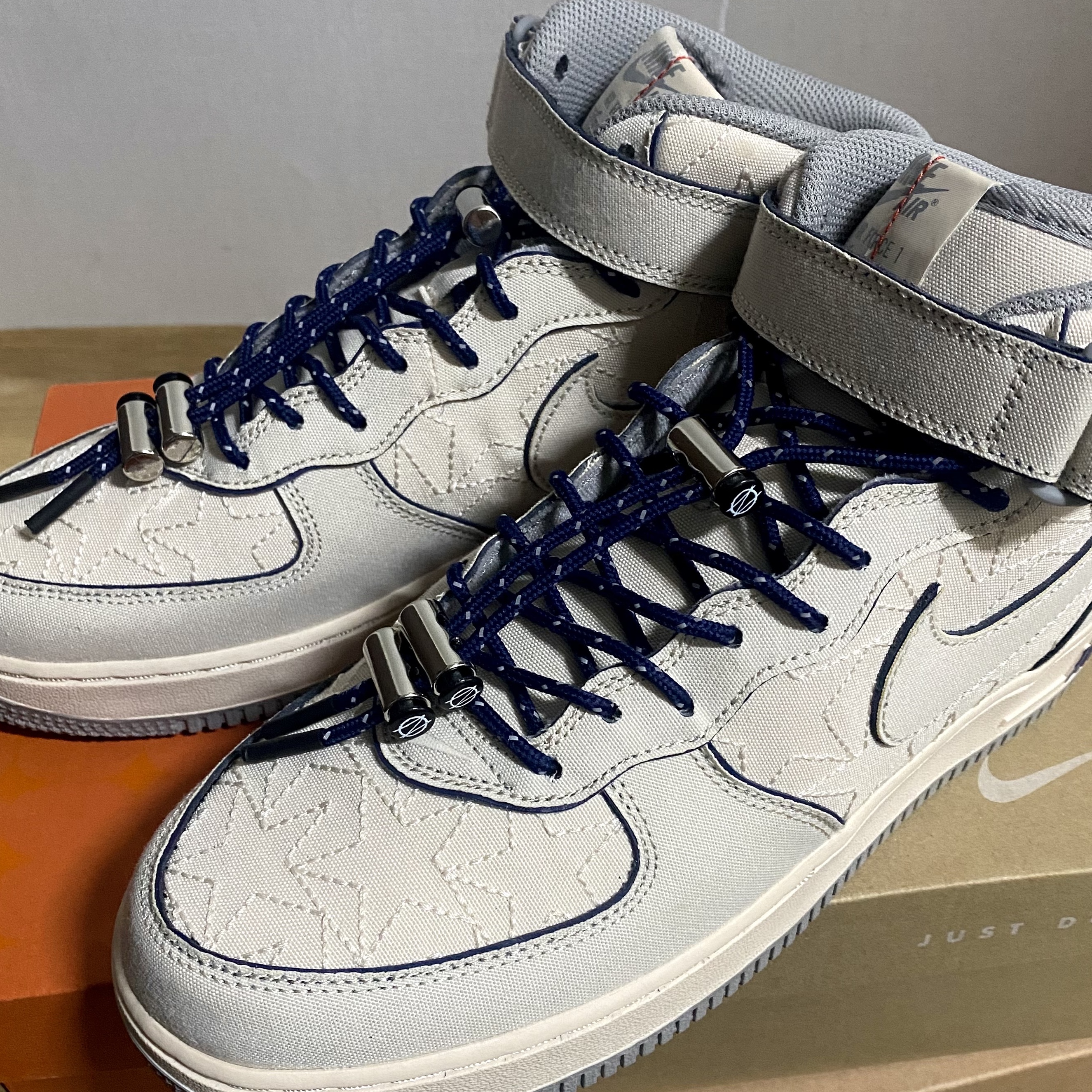 Nike Air Force 1 Mid '07 Pearl White 착용 스타일 - 2