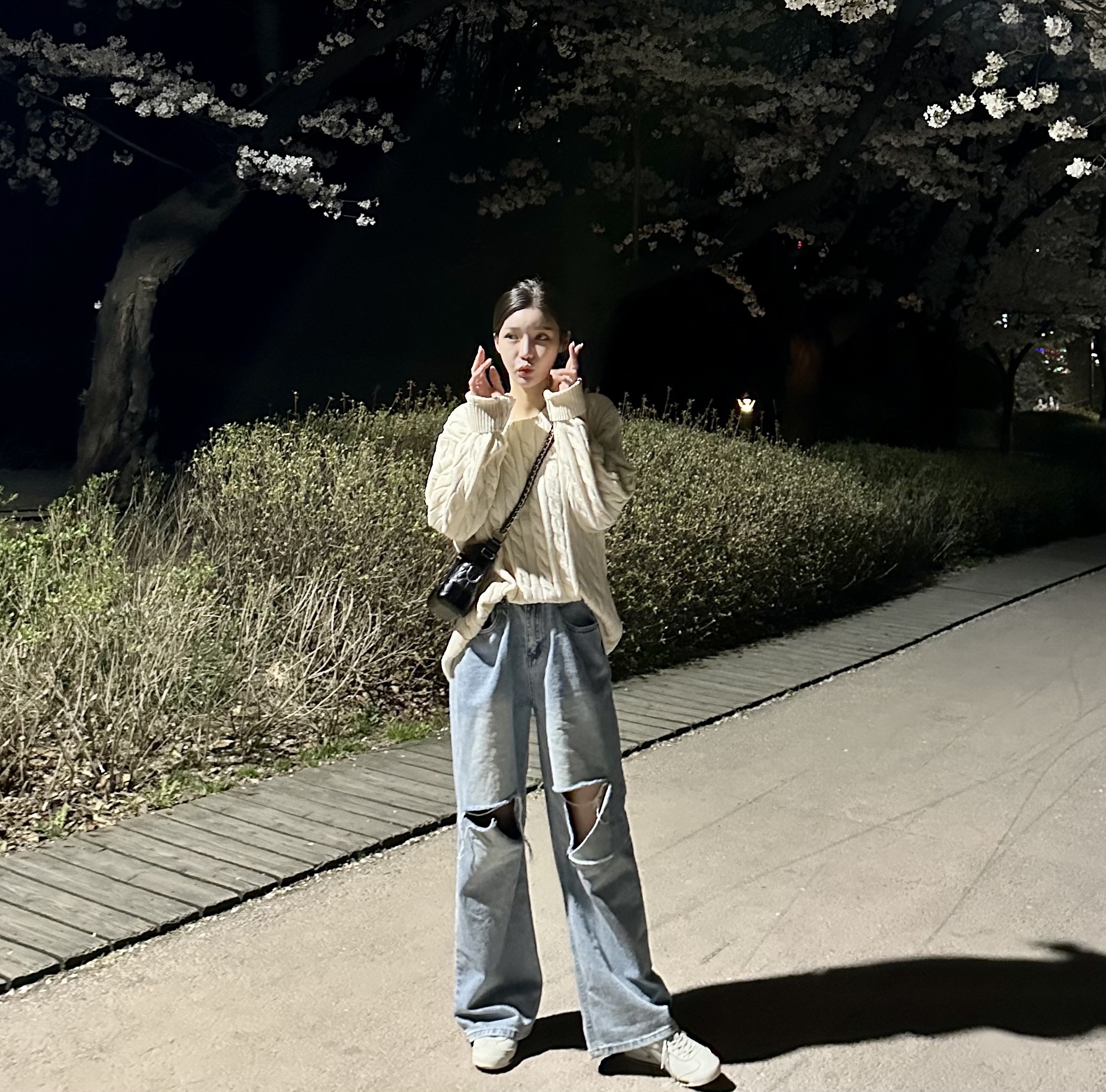 오니츠카 타이거 멕시코 66 SD 버치 실버, 샤넬 가브리엘 스몰 호보백 빈티지 카프스킨 & 골드 메탈 블랙 착용 스타일 - 3
