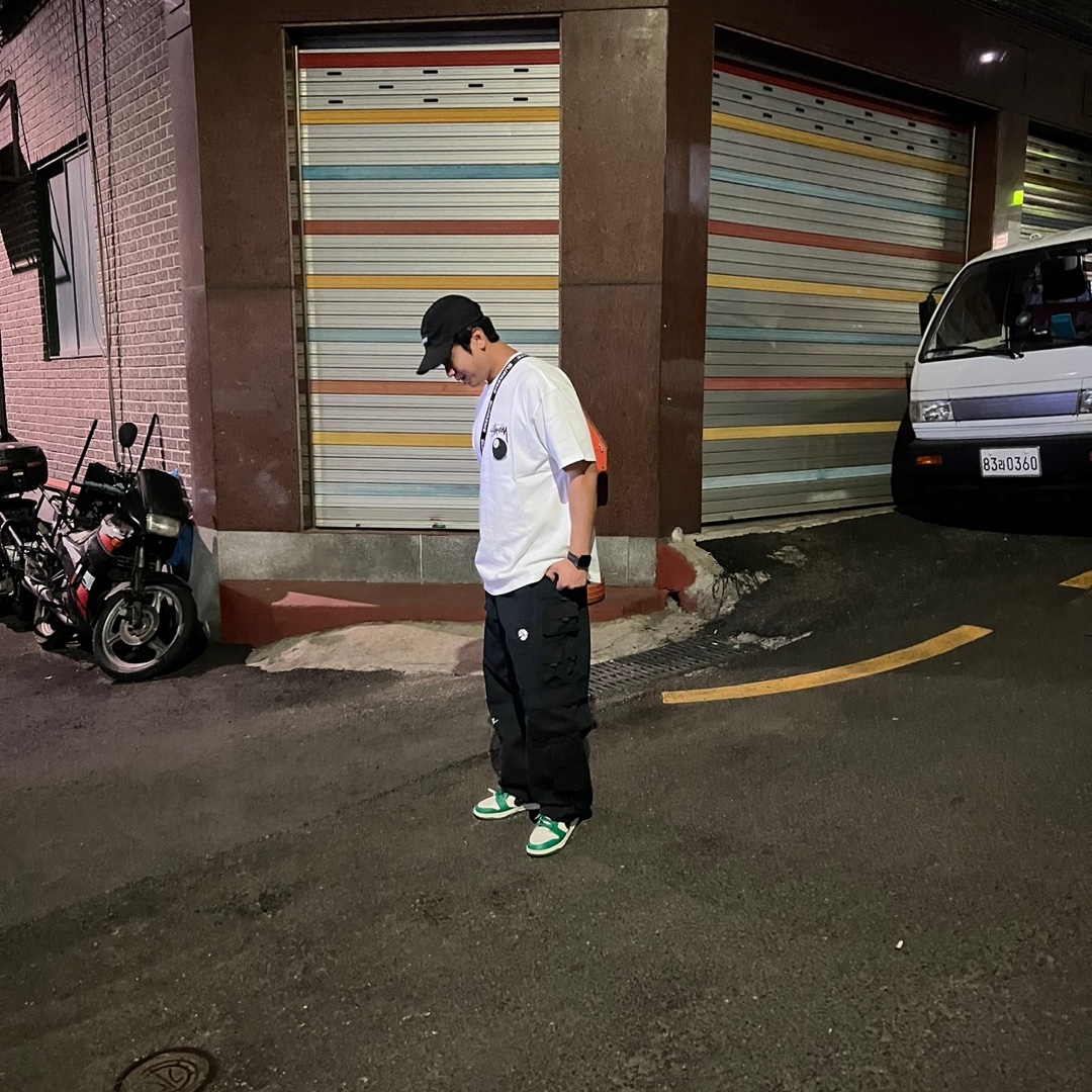 Nike x Peaceminusone Wide Pants Black (DR0096-010), Nike x Stussy NRG FL SS 8 Ball T-Shirt White (DO9322-100) 착용 스타일 - 2
