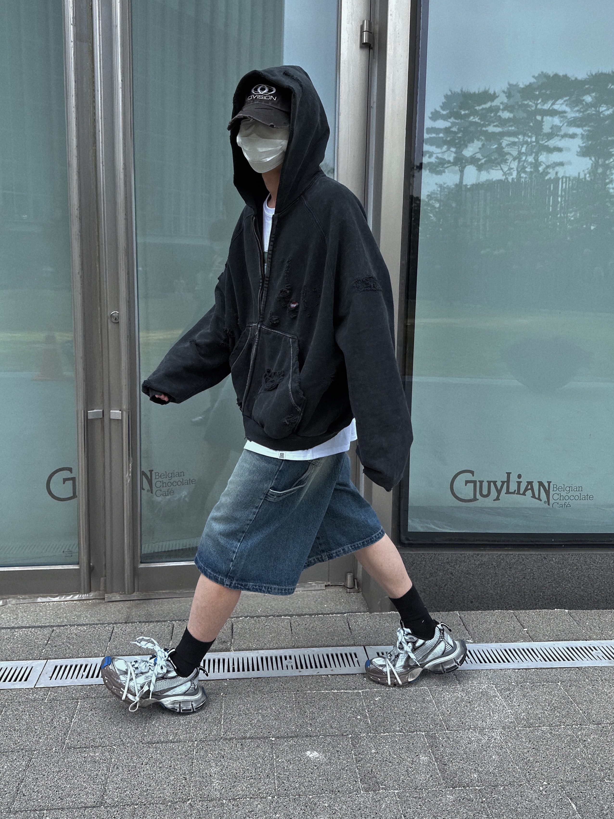 Nonnod x Shinsegae Distressed Zip-Up Hoodie Washed Black, Balenciaga 3XL Sneakers Worn Out Grey White Blue 착용 스타일 - 2