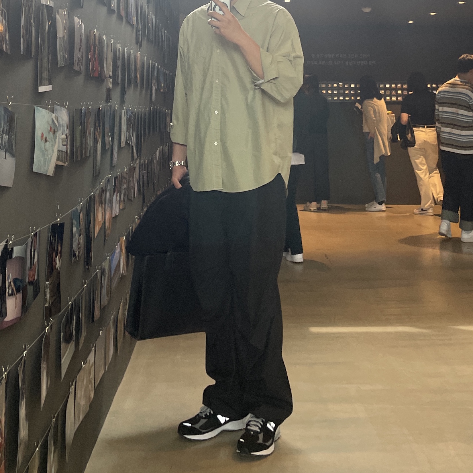 New Balance 2002R Gore-Tex Black Silver Metalic 착용 스타일