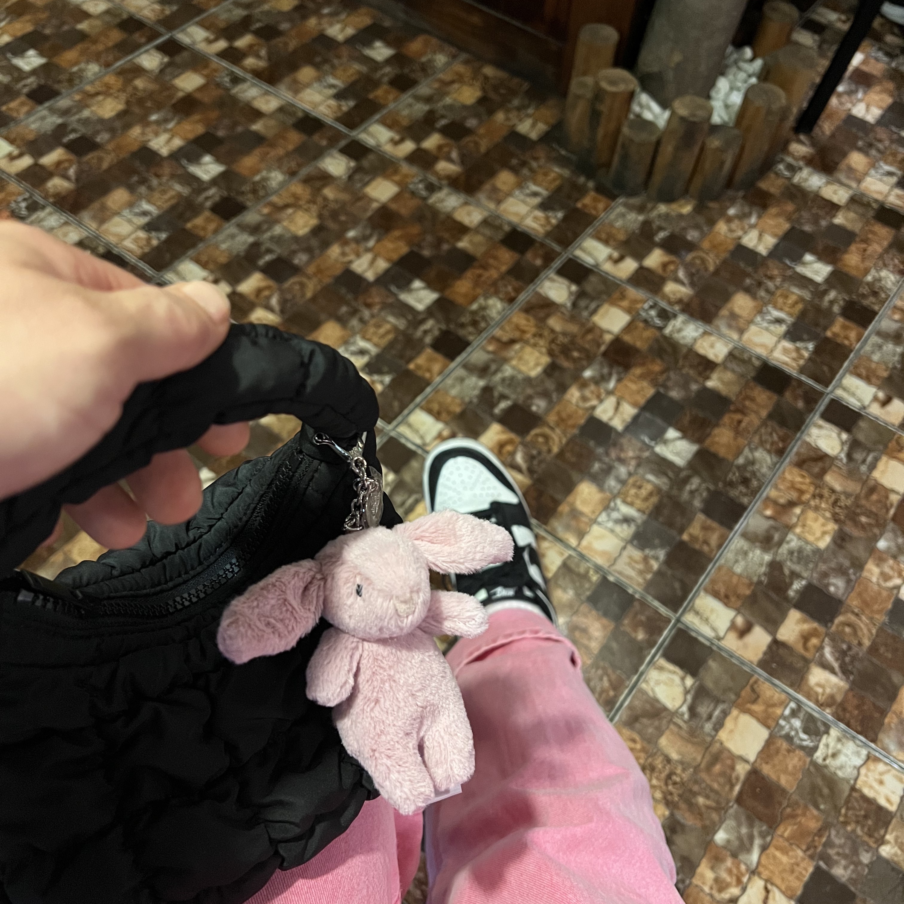Jellycat Bashful Bunny Bag Charm Tulip 착용 스타일
