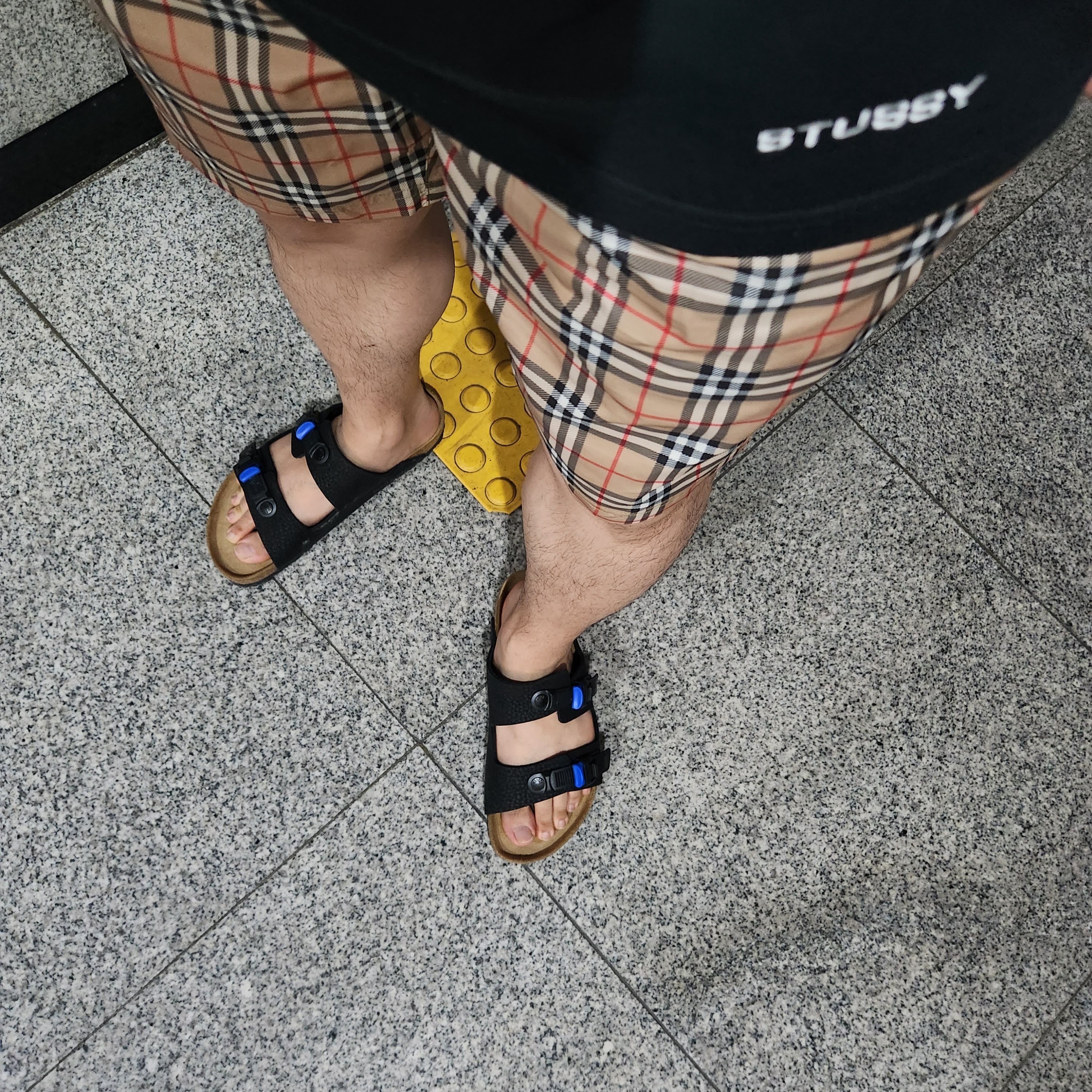 버켄스탁 x 아더에러 아리조나 테크 블랙 착용 스타일 - 1