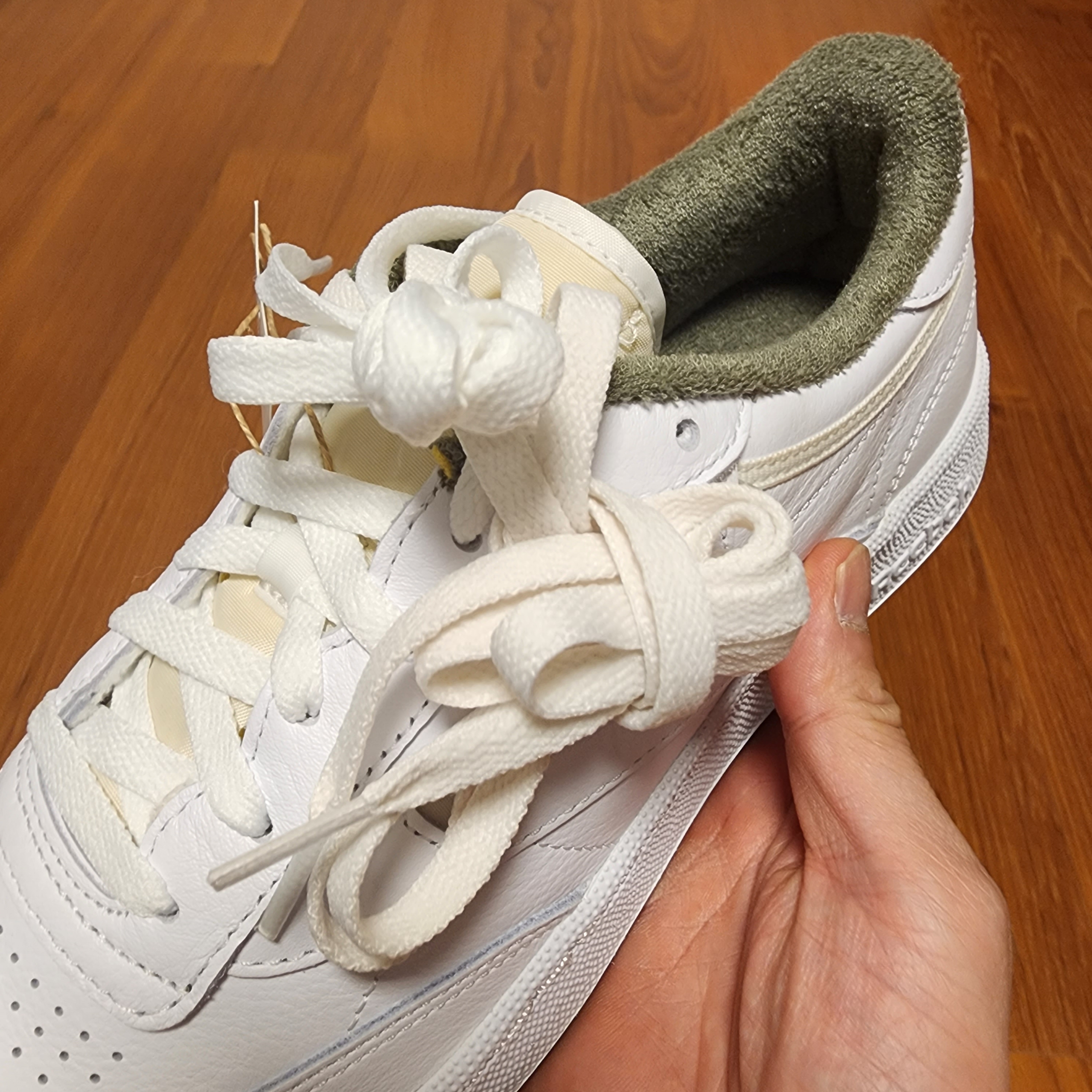 Reebok x JJJJound Club C White Olive 착용 스타일 - 4