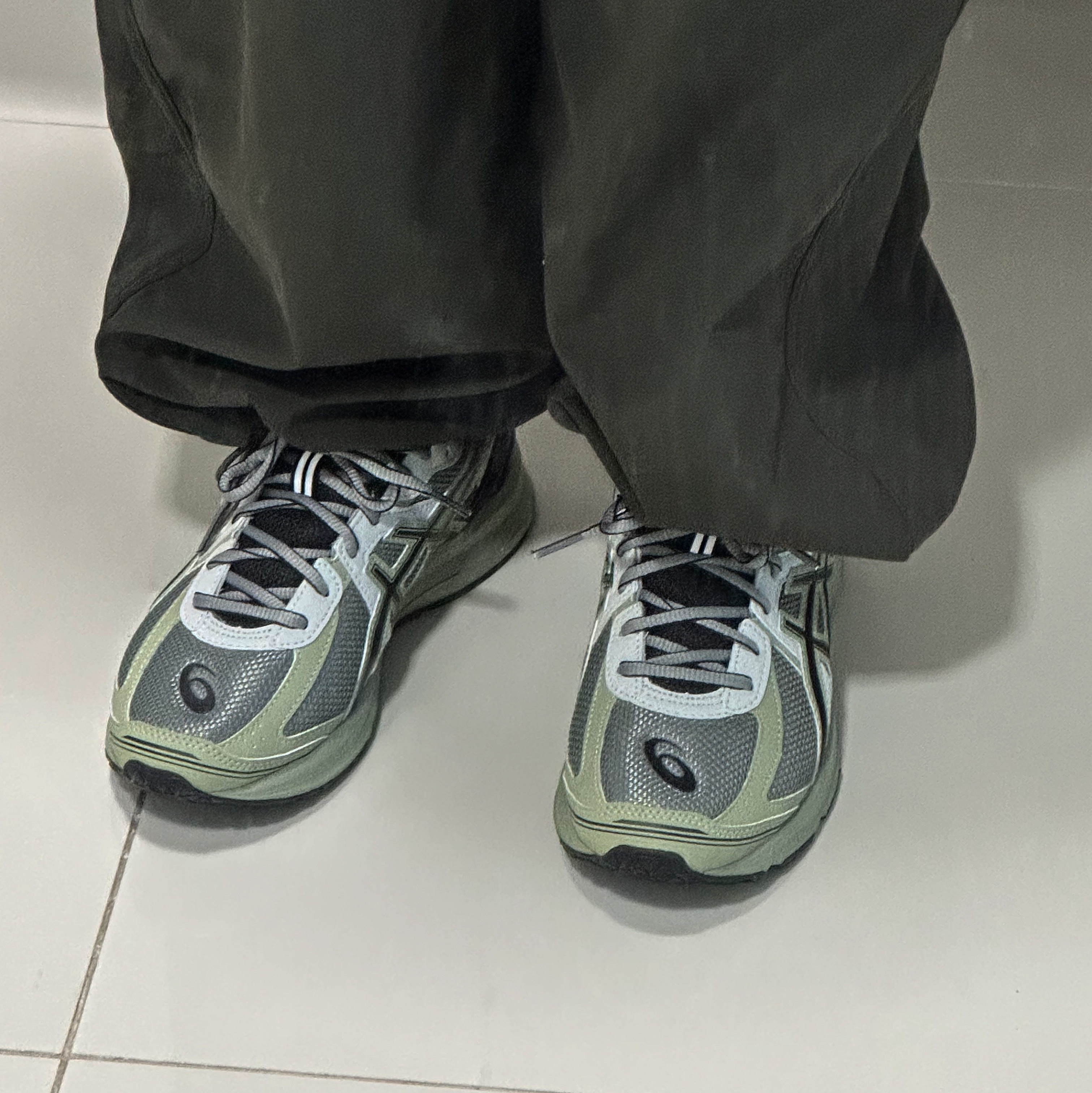 Asics Jog 100 S Sheet Rock - 2E Wide 착용 스타일