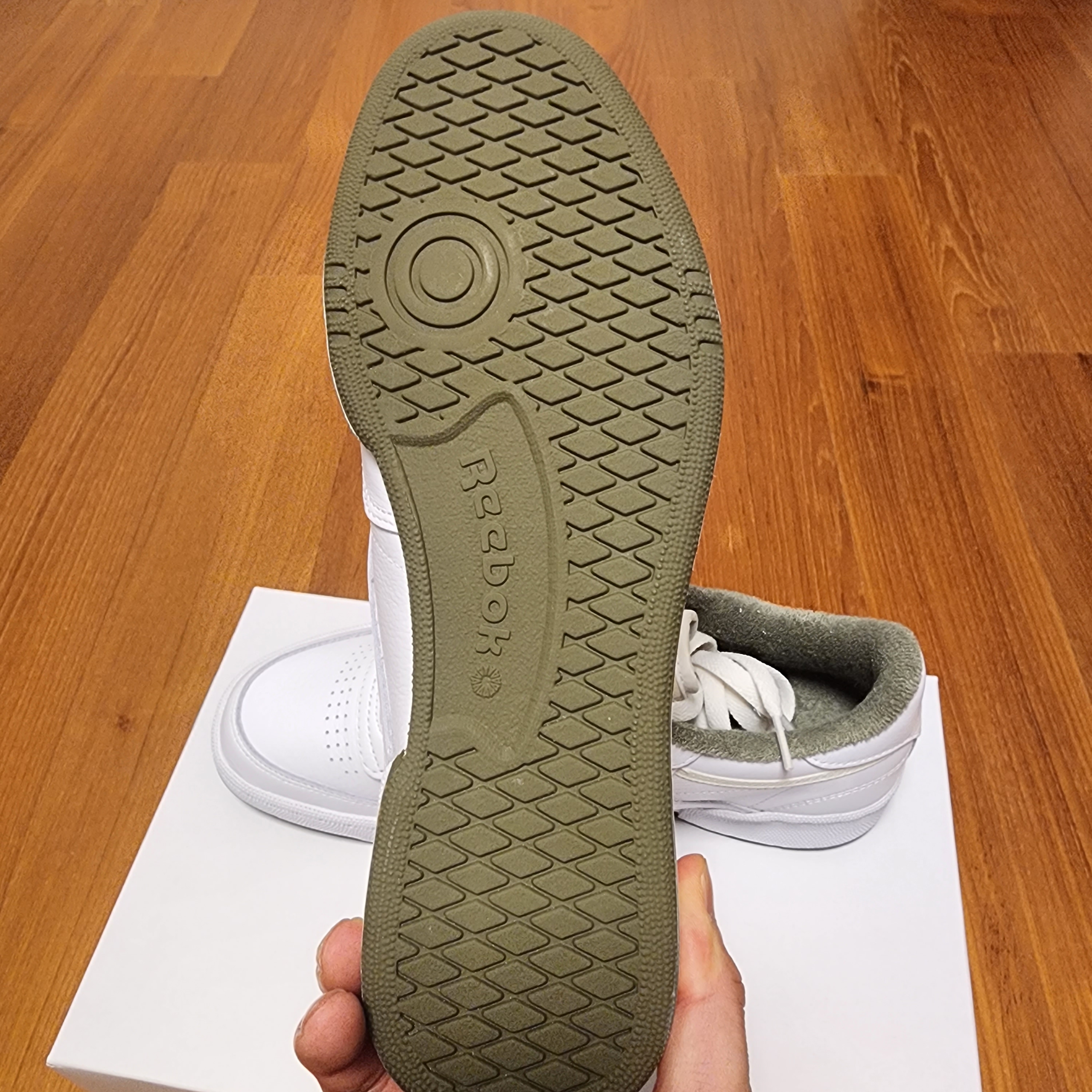 Reebok x JJJJound Club C White Olive 착용 스타일 - 3