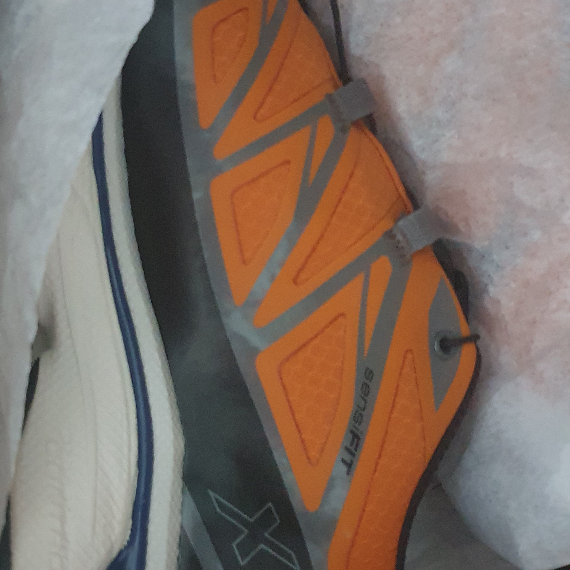 Salomon XT-6 Gore-Tex Utility Marmalade 착용 스타일