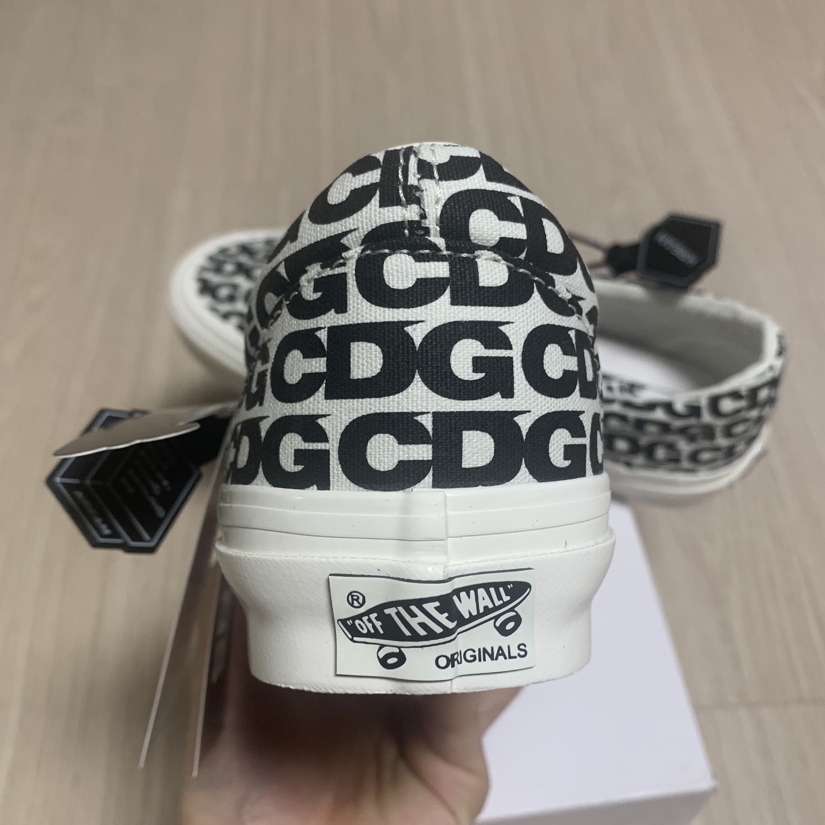 Vans Vault x CDG Slip-On LX White 착용 스타일 - 3