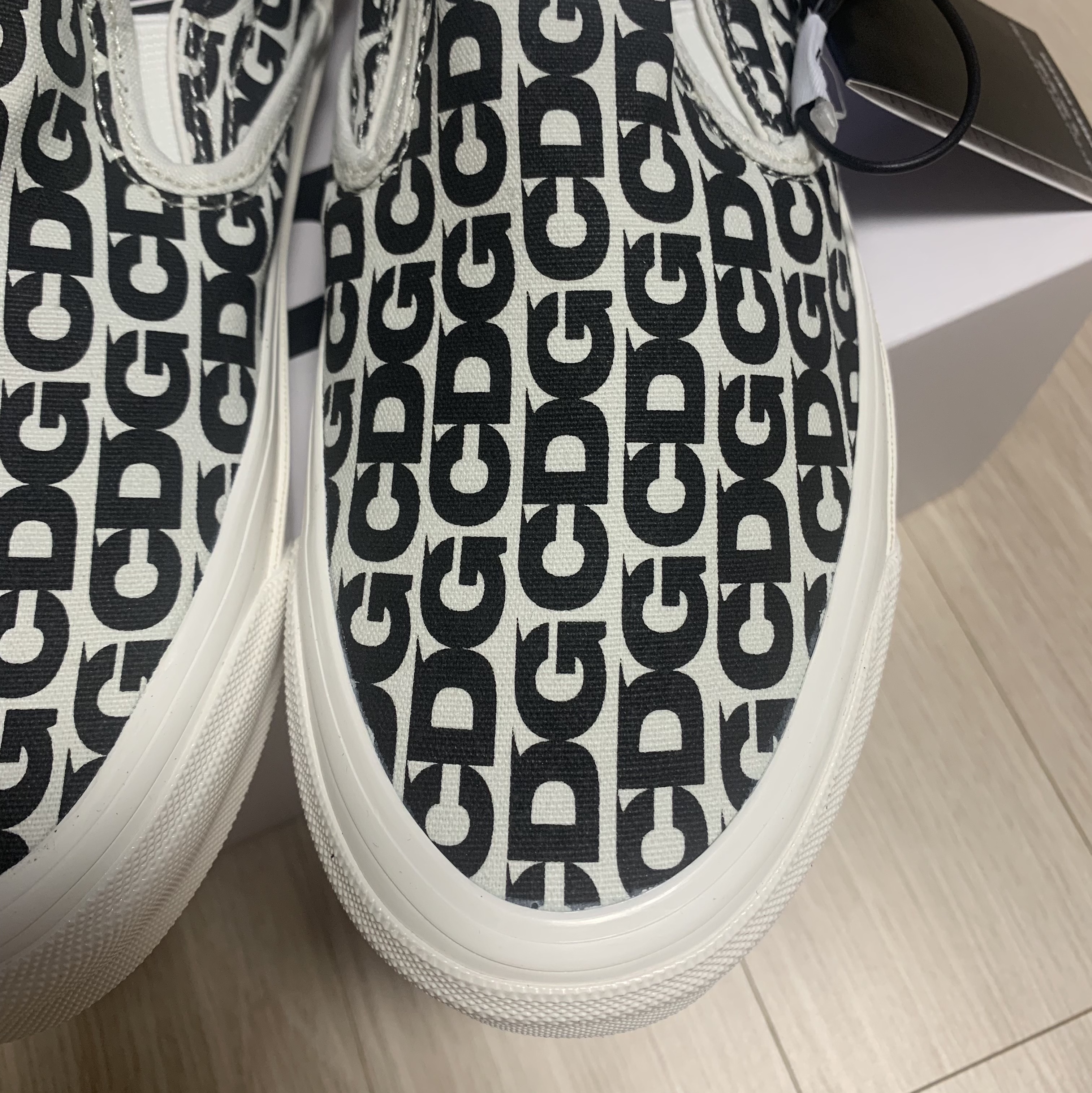 Vans Vault x CDG Slip-On LX White 착용 스타일 - 2