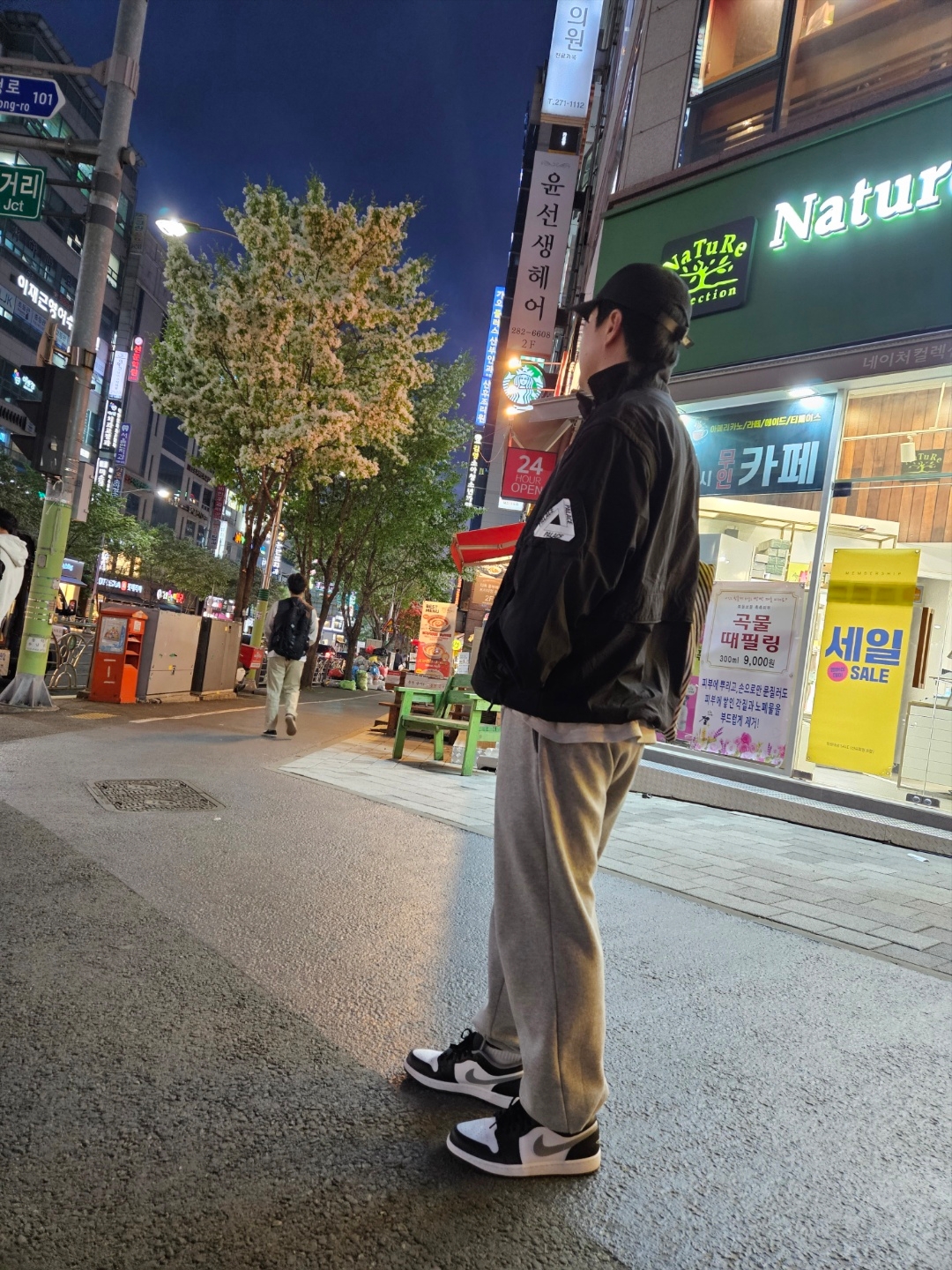 Palace Zip Off Gilet Jacket Black - 22SS, Jordan 1 Low Black Particle Grey 착용 스타일