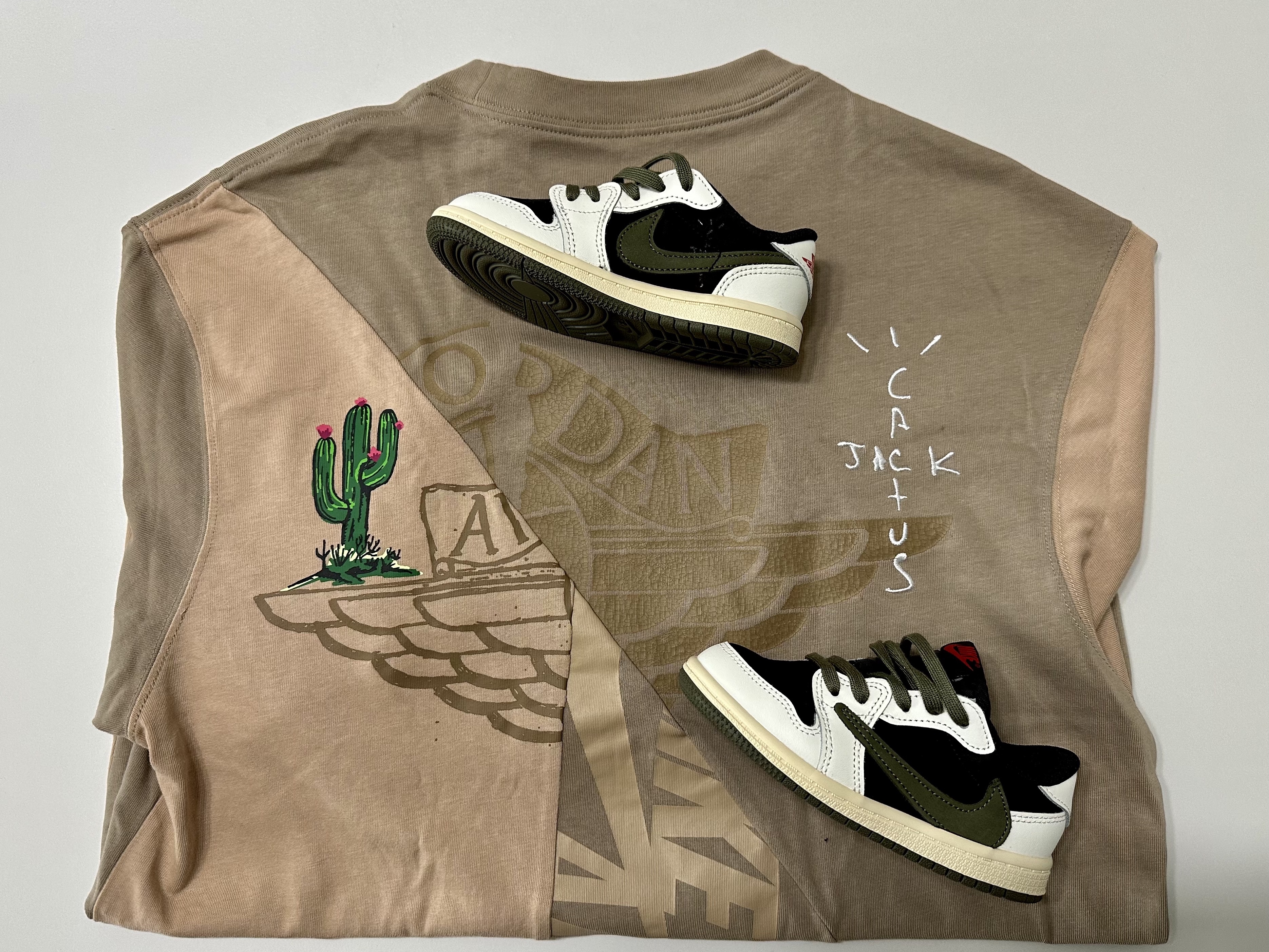 (TD) Jordan 1 x Travis Scott Retro Low OG SP Medium Olive, Jordan x Travis Scott S/S Top - Asia 착용 스타일