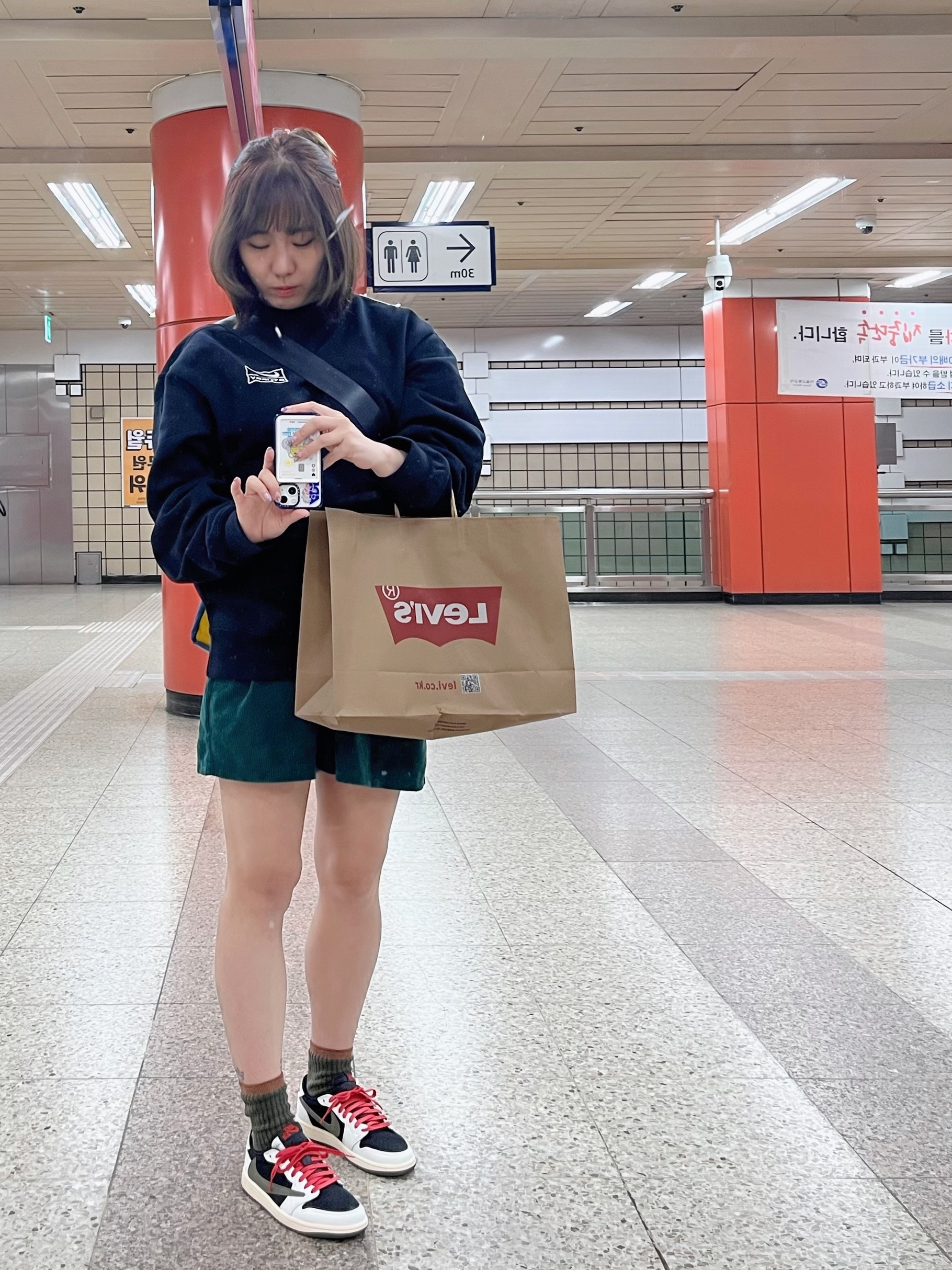 (W) Jordan 1 x Travis Scott Retro Low OG SP Medium Olive, Nike x Stussy NRG Washed Fleece Crewneck Black (DO5310-010) 착용 스타일