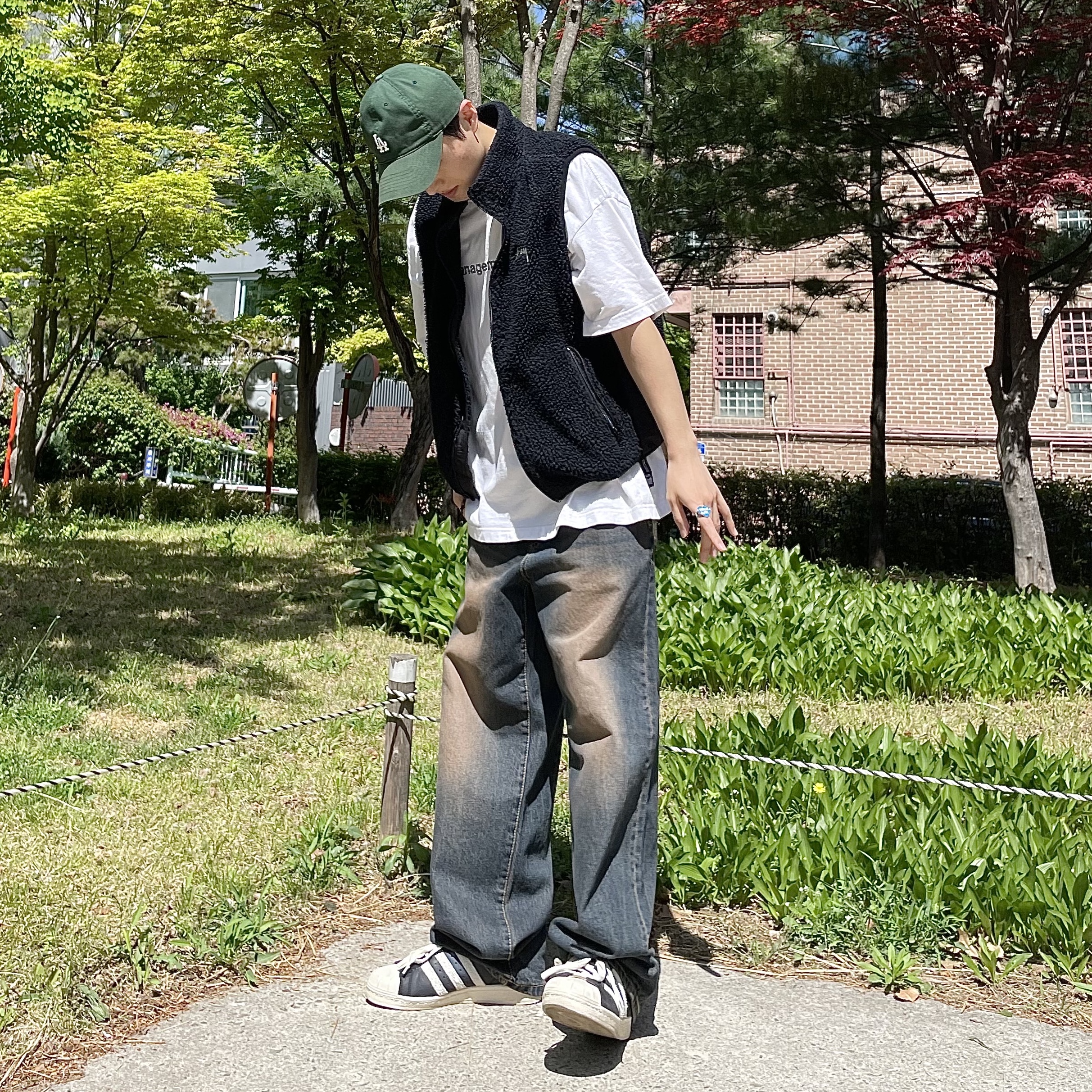 아디다스 슈퍼스타 82 블랙 화이트 착용 스타일
