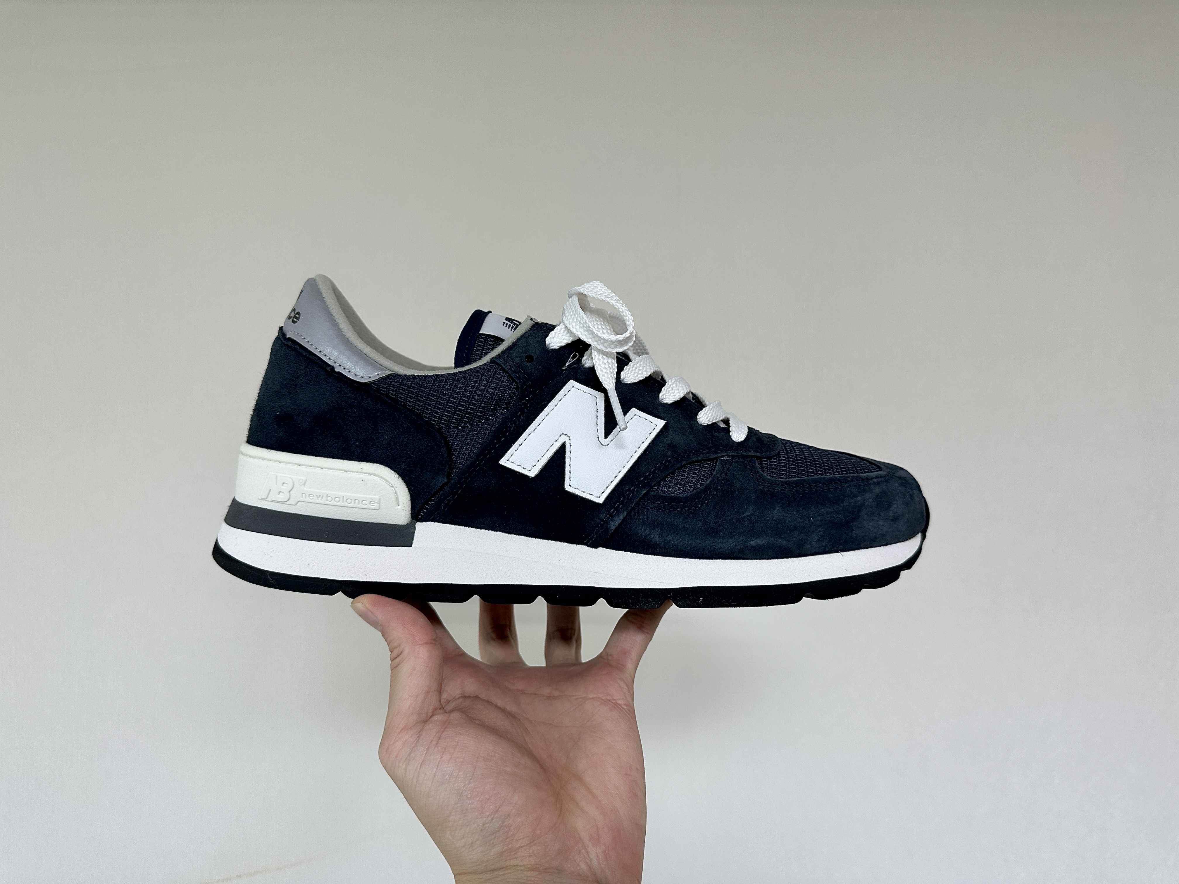 New Balance 990v1 Made in USA Navy 착용 스타일 - 1
