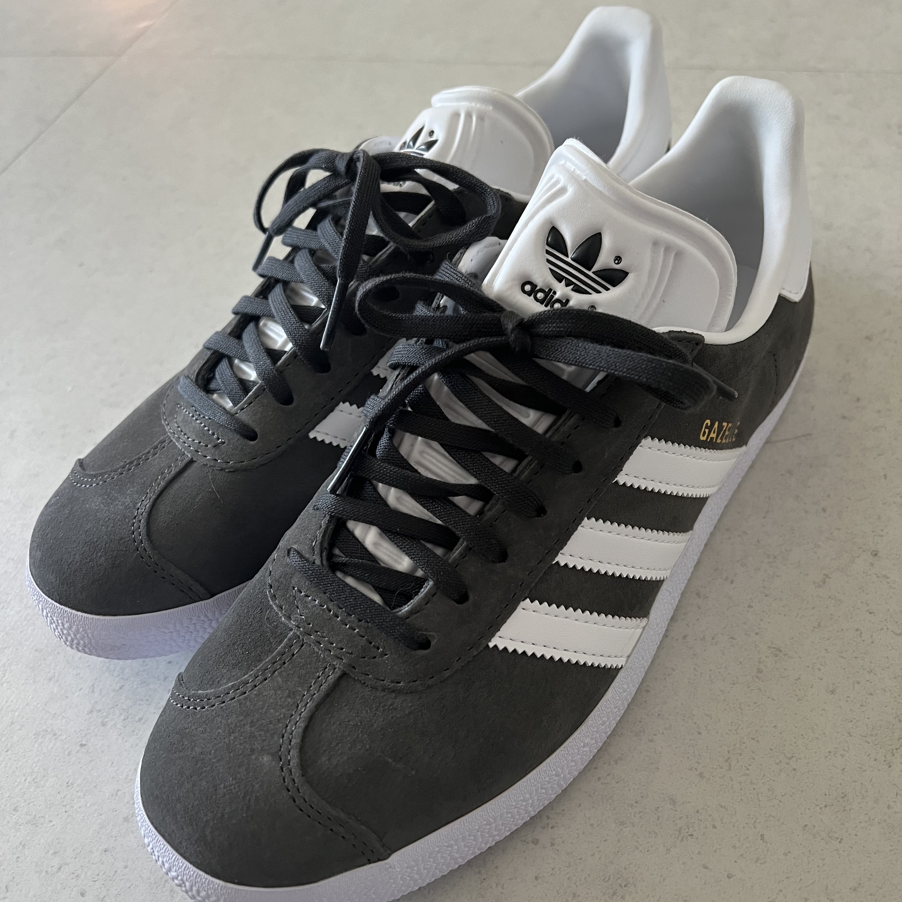 Adidas Gazelle Solid Grey 착용 스타일 - 1