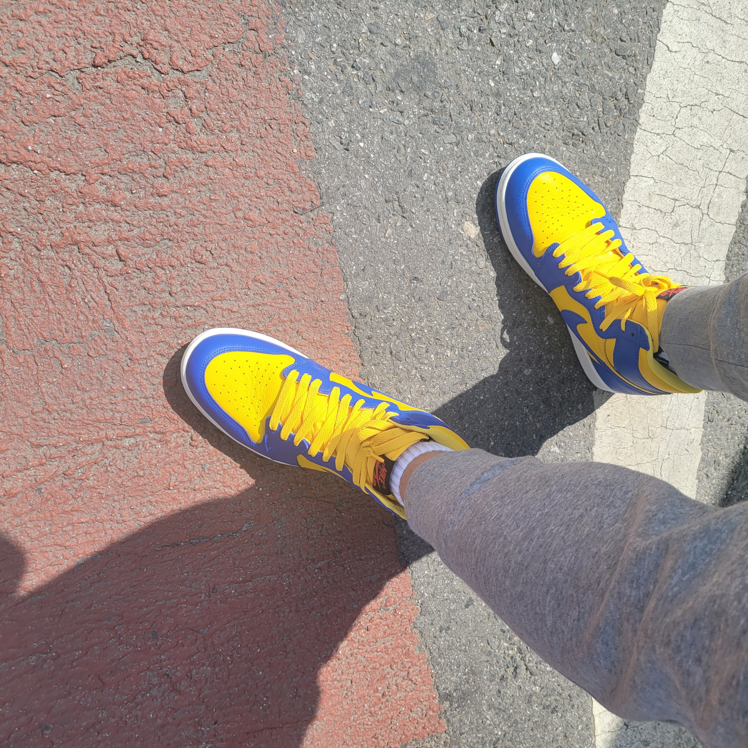 (W) Jordan 1 Retro High OG Game Royal and Varsity Maize 착용 스타일 - 3