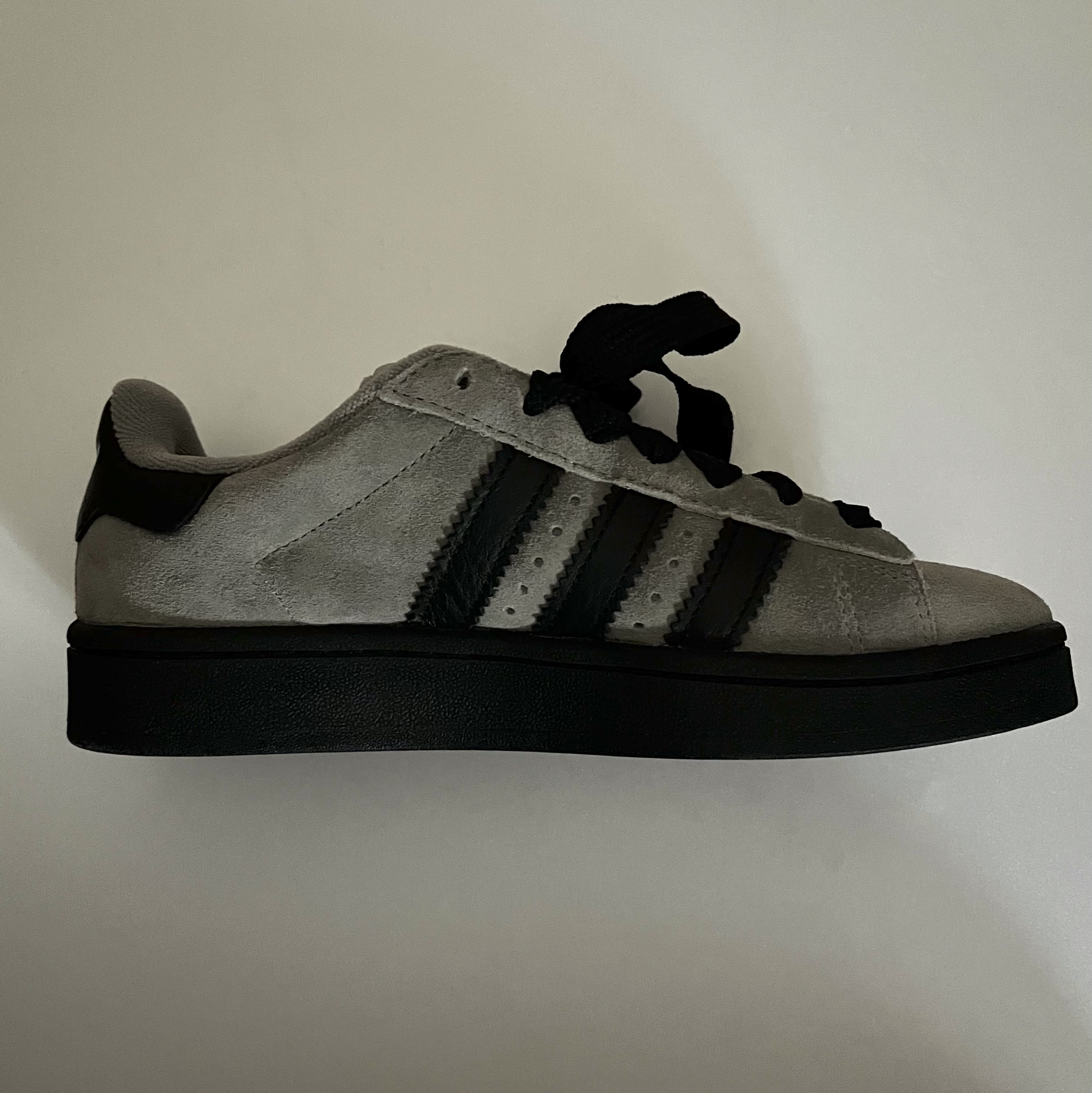 Adidas Campus 00s Silver Pebble Core Black 착용 스타일 - 2