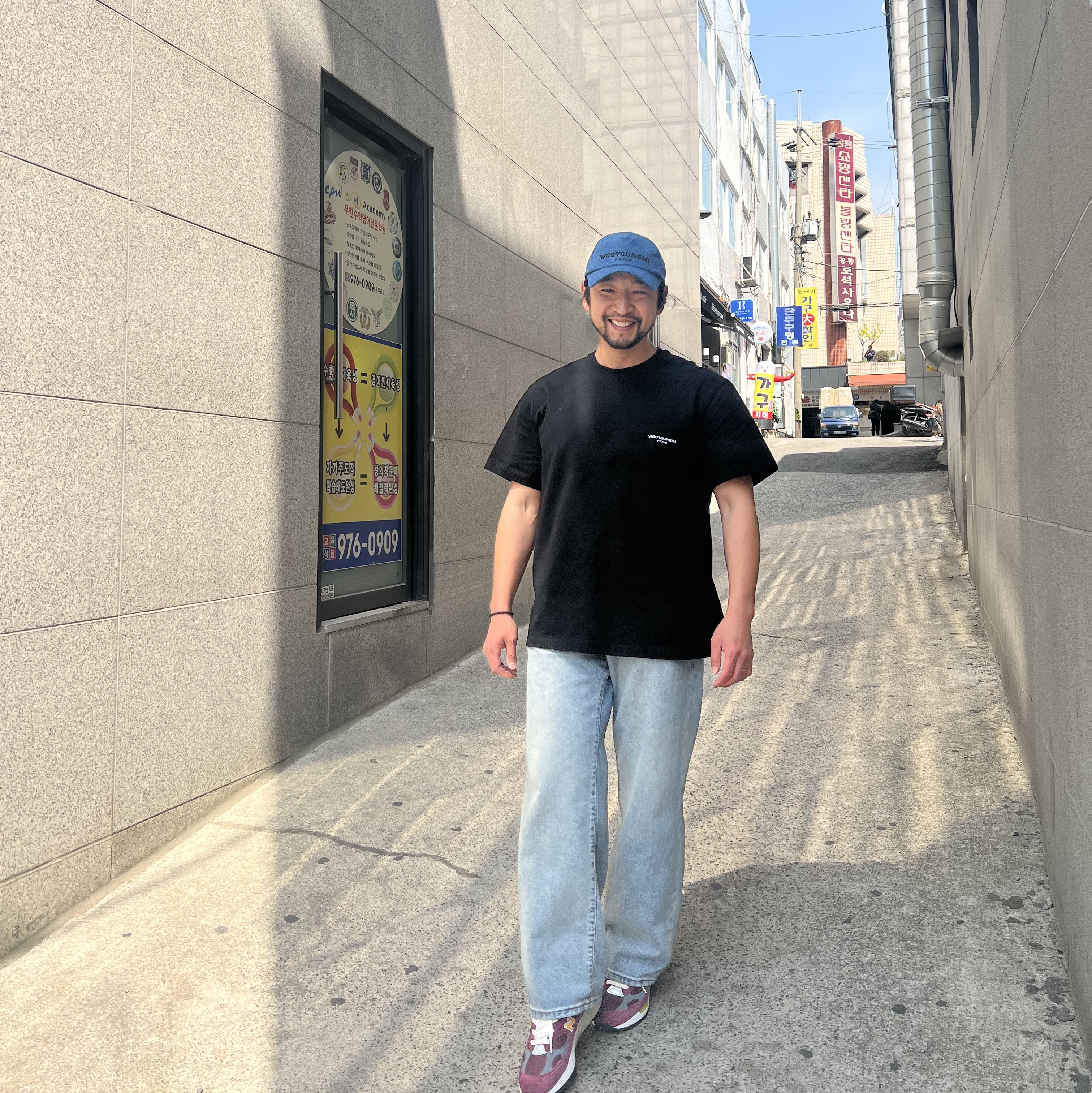 Wooyoungmi Black Embroidered Logo Ball Cap Blue Denim - 22FW, Wooyoungmi Square Label T-Shirt Black - 22FW 착용 스타일 - 2